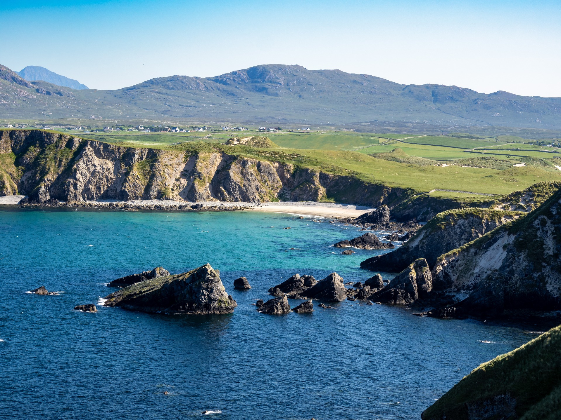 Irlanda es una isla llena de historia, naturaleza y encanto, conocida por sus paisajes verdes, sus castillos, su música alegre y la calidez de su gente. Es un país donde las leyendas se mezclan con la vida cotidiana, y cada rincón parece sacado de un cuento celta.

#abzturístico #másqueunarevista #Irlanda