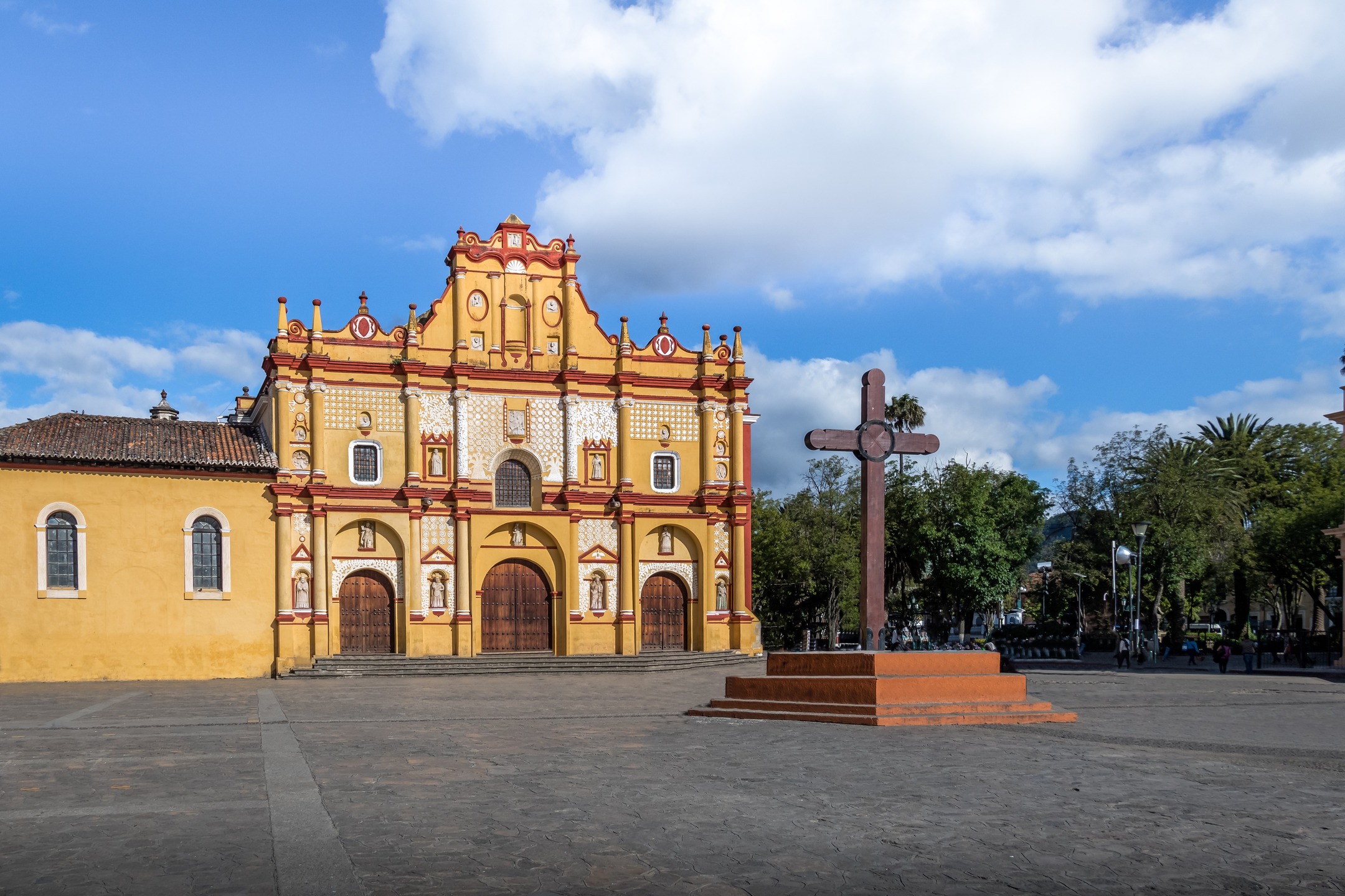 Hay lugares que te abrazan sin prisa. San Cristóbal de las Casas es uno de ellos: arte, niebla y café en cada respiro. Aquí cada textil, cada templo y cada mirada cuentan una historia de raíces que siguen latiendo.

#abzturístico #másqunerevista #SanCristóbaldelasCasas #PuebloMágico #travel #viajar