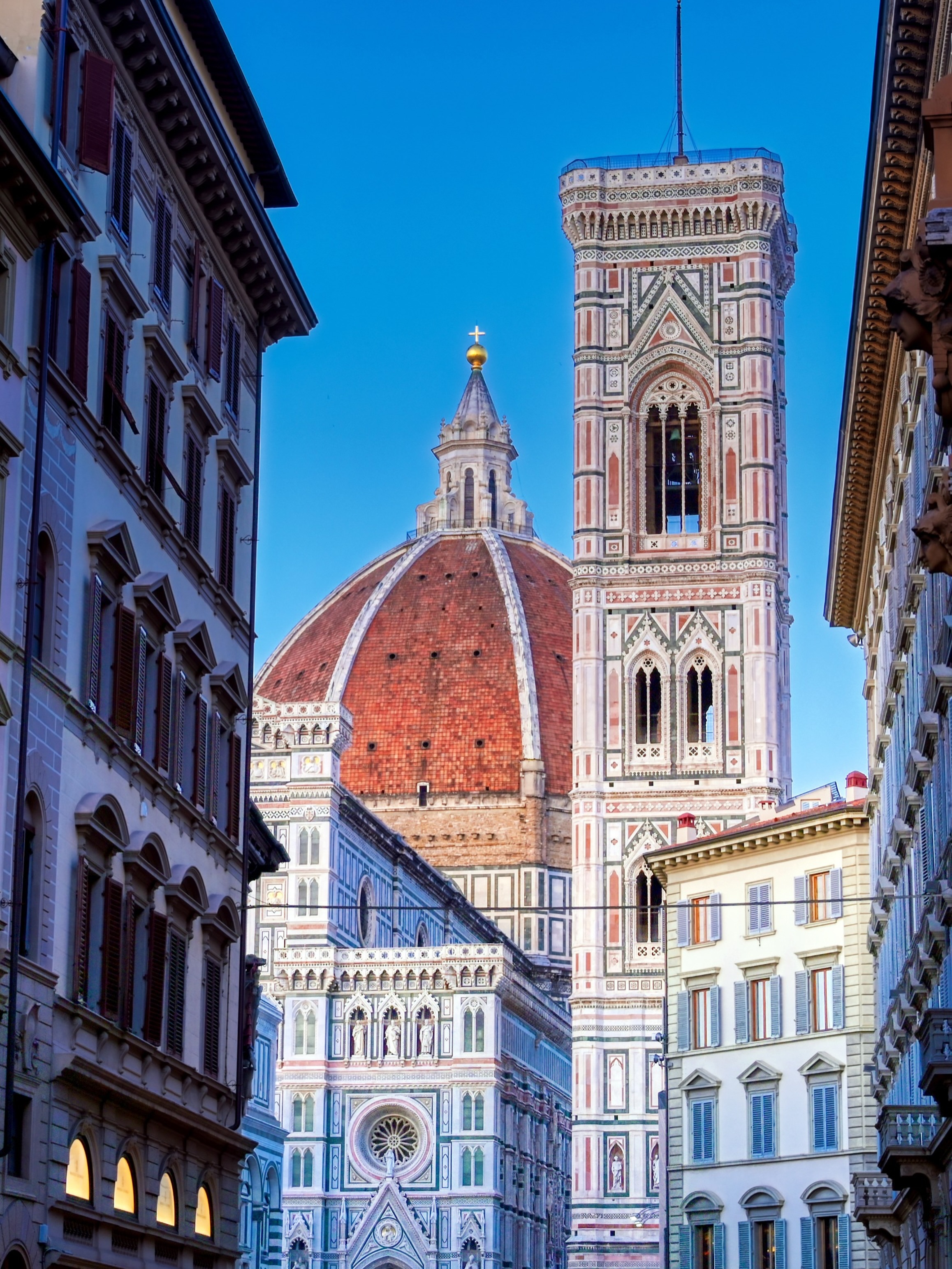 Desde que pisas la plaza principal de Florencia, tu corazón es atrapado por la belleza de la Catedral de Santa María del Fiore. 

Su estructura es tan magnética que es inevitable no dejarse hechizar por su arquitectura. ¿Ya la conocen?

#abzturístico #másquenarevista #florencia