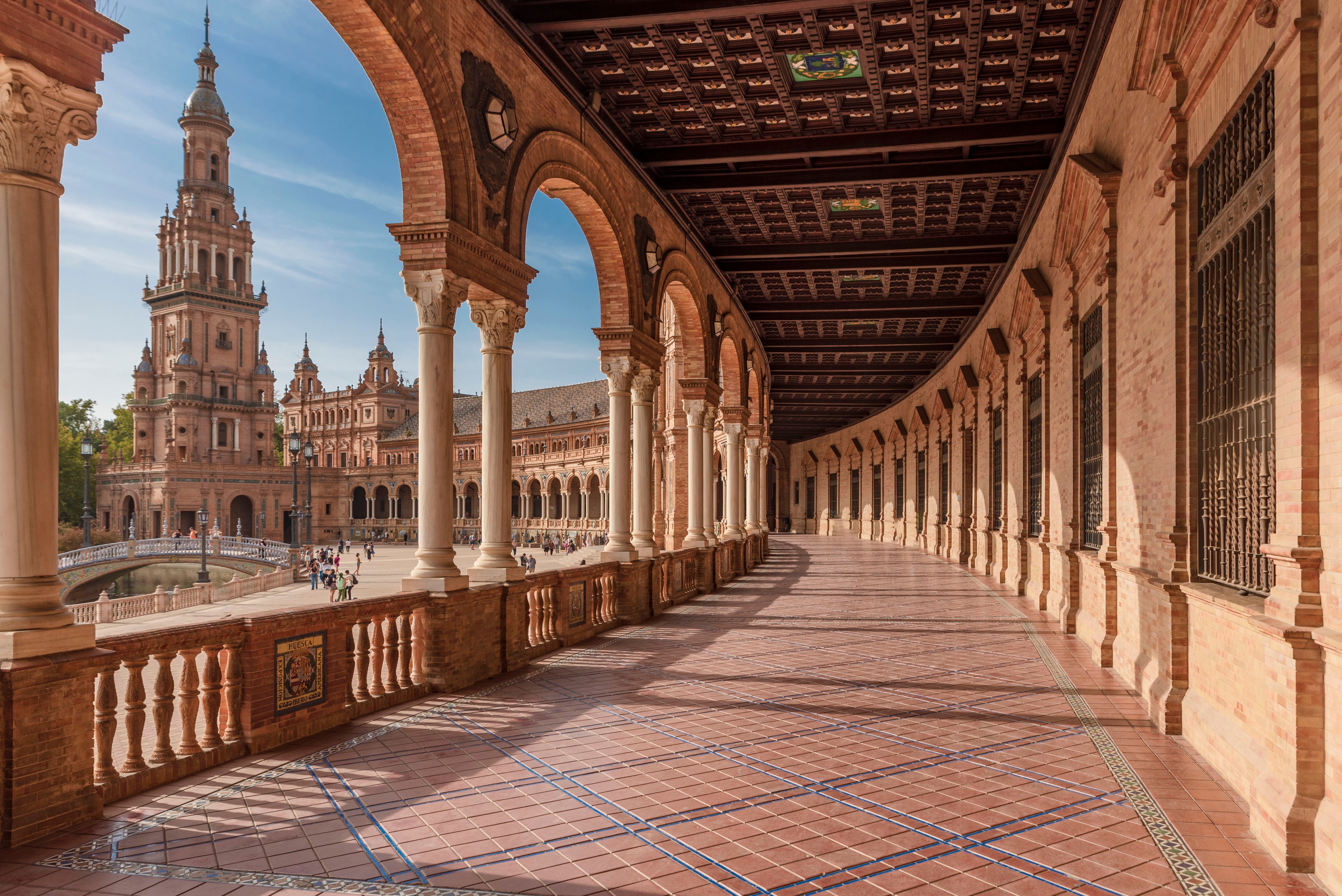 La Plaza de España no es solo uno de los lugares más emblemáticos de Sevilla: es una obra de arte a cielo abierto.

Sus famosos bancos de azulejos representan las provincias españolas, convirtiendo cada rincón en un pequeño viaje por la historia y la identidad del país.

#abzturístico #másqueunarevista #Sevilla #España