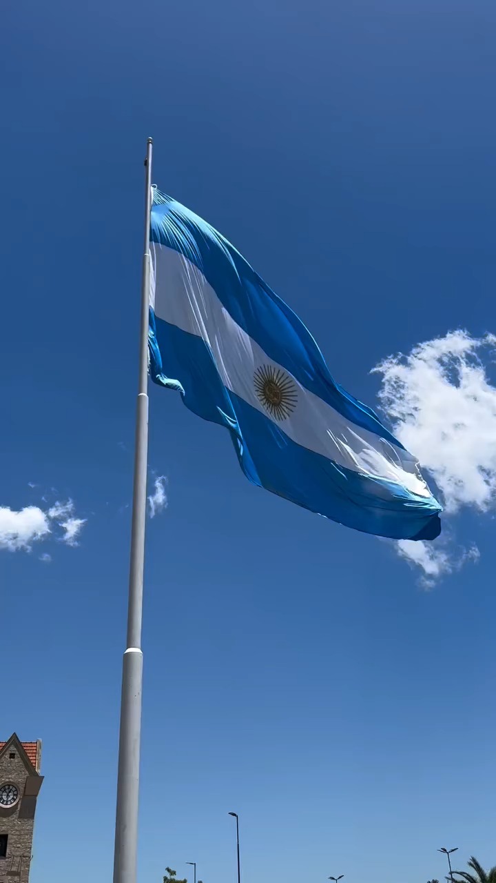 Desde el tango que vibra en San Telmo hasta los cafés literarios de Palermo, Buenos Aires es una ciudad que se vive con el alma. Cultura, pasión y arquitectura se mezclan en un ritmo propio. 

📹: @lucacolombo10

#abzturístico #másqueunarevista #Argentina #BuenosAires