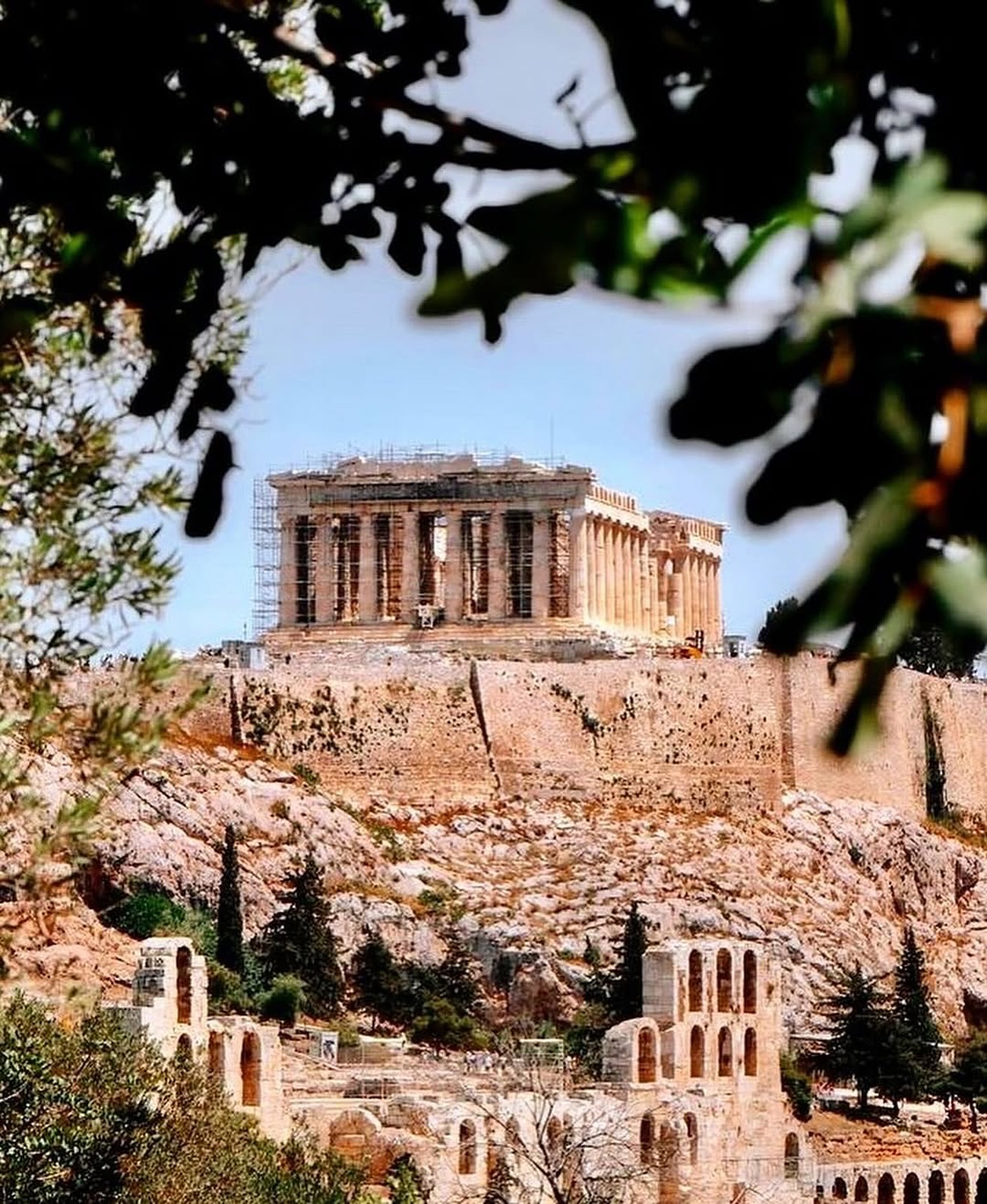 Paisajes que cortan el aliento, ruinas que cuentan miles de años de historia y un mar azul que parece sacado de un sueño. 

¡Grecia es la respuesta para una aventura única!

📸: @secretsofgreecetours 

#abzturístico #másqueunarevista #travel #grecia