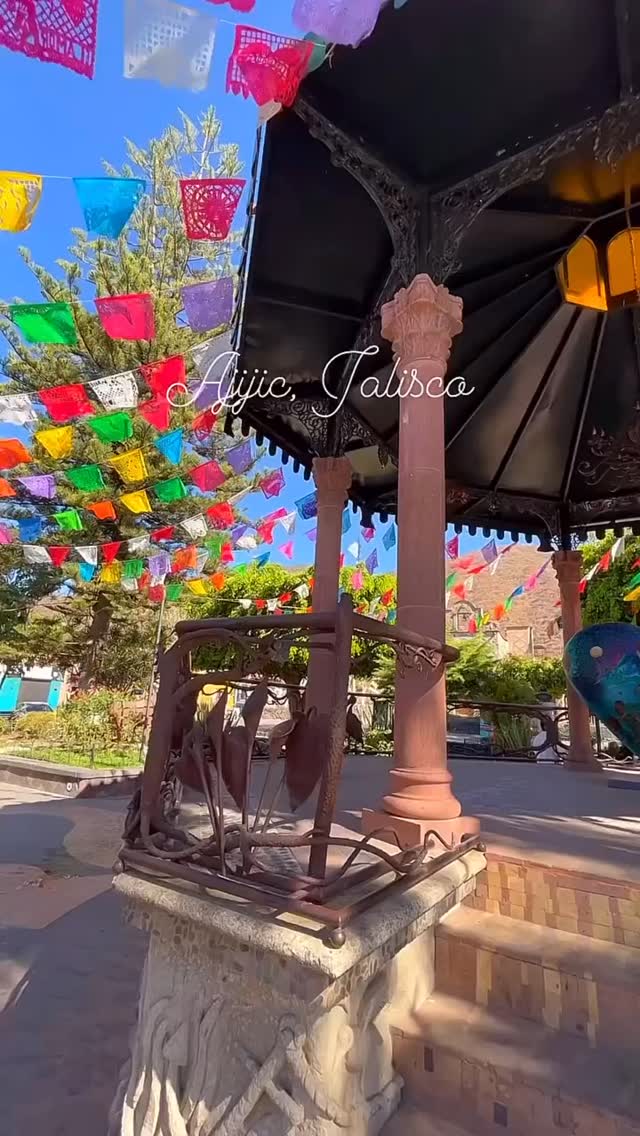 Un rincón lleno de color a orillas del Lago de Chapala, así es 📍Ajijic. 

Lleno de arte, tradiciones y un ambiente bohemio que enamora a cada paso. Perfecto para caminar sin prisa y disfrutar del encanto mexicano.

📸: @pueblosmagicosdemexico 

#abzturístico #másqueunarevista #ajijic #jalisco