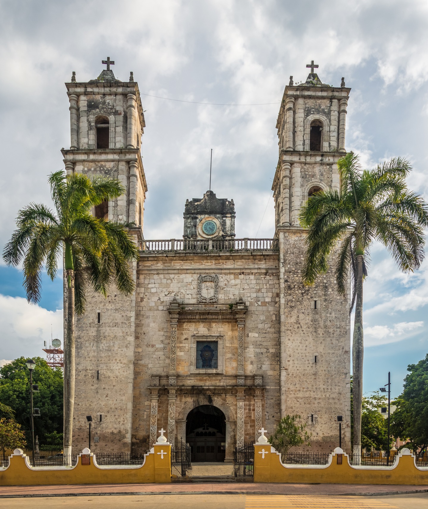 Valladolid es un Pueblo Mágico por excelencia, combina la riqueza cultural maya con el encanto de la arquitectura colonial. Situada entre Mérida y Cancún, esta joya colonial te invita a caminar por sus calles empedradas, descubrir iglesias centenarias y sumergirte en cenotes cristalinos que parecen sacados de un sueño.

¿Ya lo han visitado?

#abzturístico #másqueunarevista #Valladolid #pueblomágico #viaja #méxico