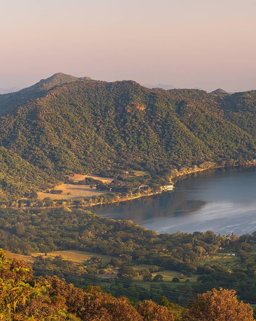 Si la naturaleza es lo tuyo, tienes que visitar Santa María del Oro en Nayarit. Sus paisajes tranquilos tienen un encanto que debes conocer.
 
📸: @alan.villaverde.photo

#abzturístico #másqueunarevistya #Nayarit