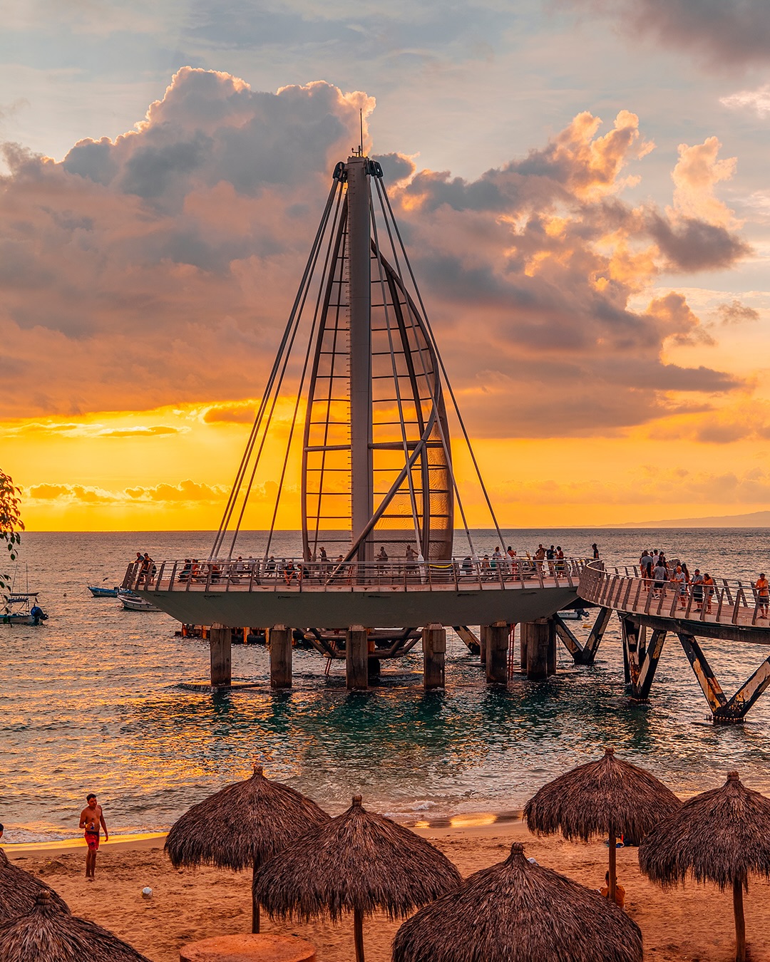 ¿Quieres ir a Vallarta? *enviar*

📸: @jalisco.esmexico

#abzturístico #másqueunarevista #Vallarta #sunset