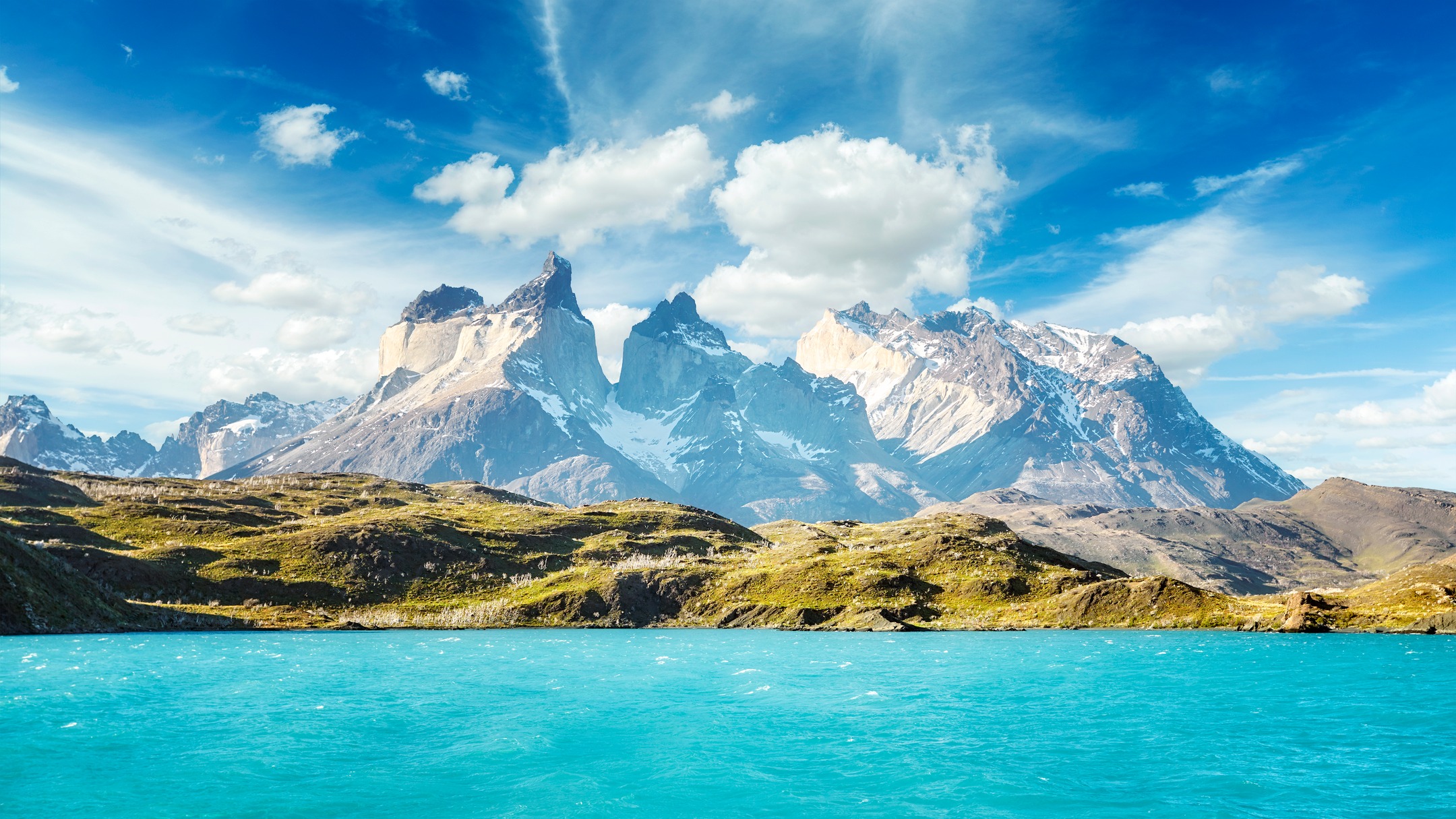 El Lago Pehoé y Los Cuernos del Paine son un icónico paisaje patagónico dentro del Parque Nacional Torres del Paine, Chile. El lago, de aguas turquesas, es famoso por reflejar la imagen de Los Cuernos del Paine, un macizo montañoso con picos distintivos en forma de cuerno. 

#abzturístico #másqueunarevista #Chile #nature #traveler 
#abzturístico #másqueunarevista