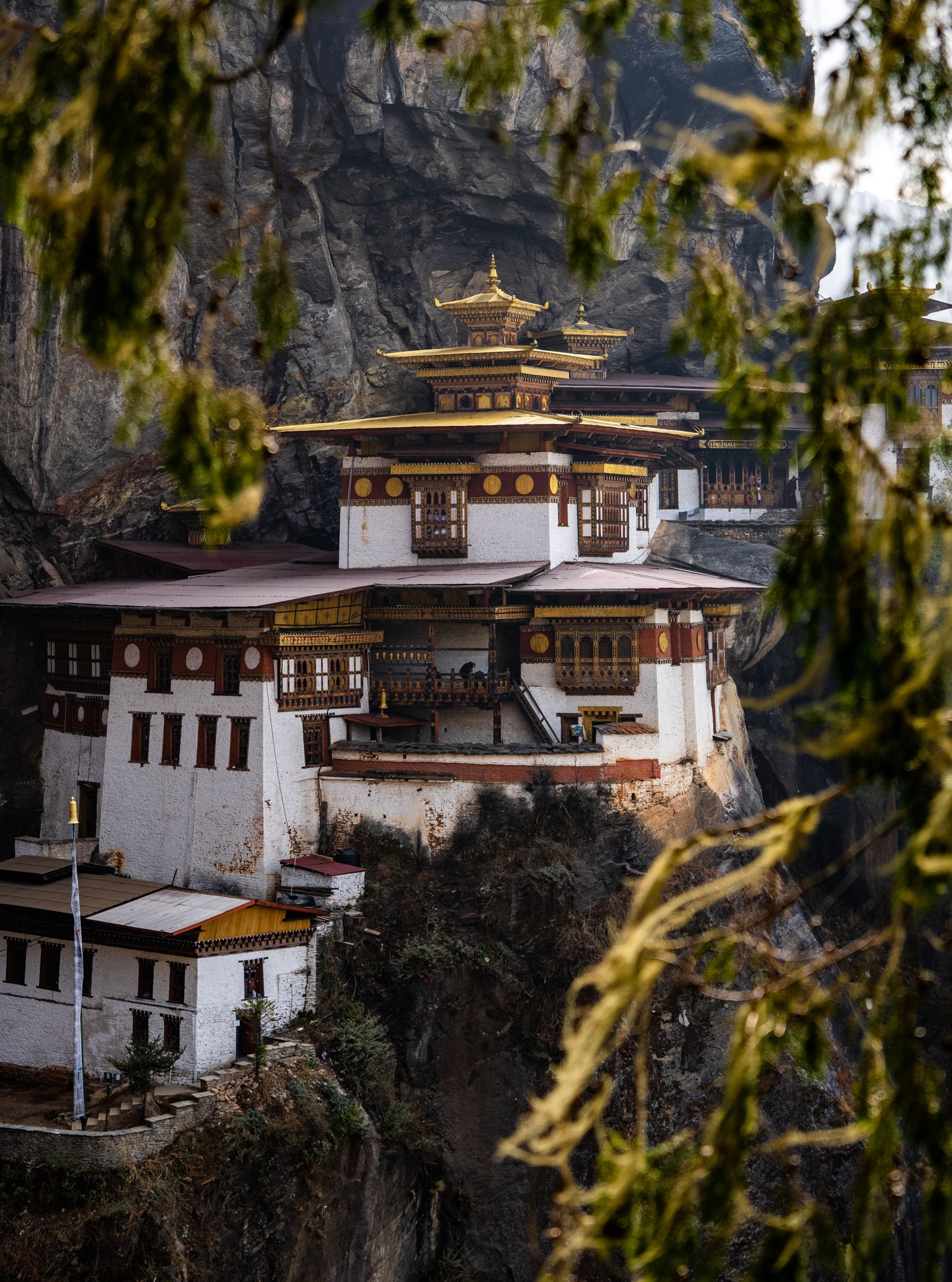 En Bután no viajas para ver… viajas para sentir. Entre montañas que rozan el cielo y valles donde el silencio tiene sonido propio, este pequeño reino del Himalaya guarda la esencia de un mundo que aún respira a otro ritmo.

¿Lo conocen?
#abzturístico #másqueunarevista #Bután