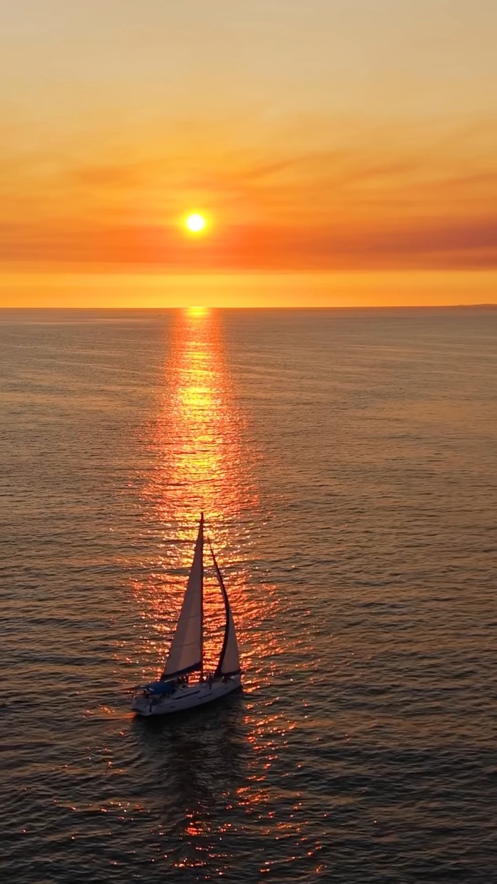 Uno de los momentos más esperados cuando viajamos a la playa es el atardecer, ese momento en donde el sol comienza a esconderse y el cielo se pinta de naranja.

La paz de ese momento que te envuelve es fascinante. 

¿Alguien aquí es fan de los atardeceres? 

📸: @visitpuertovallarta

#abzturístico #másqueunarevista #PuertoVallarta #visitpuertovallarta