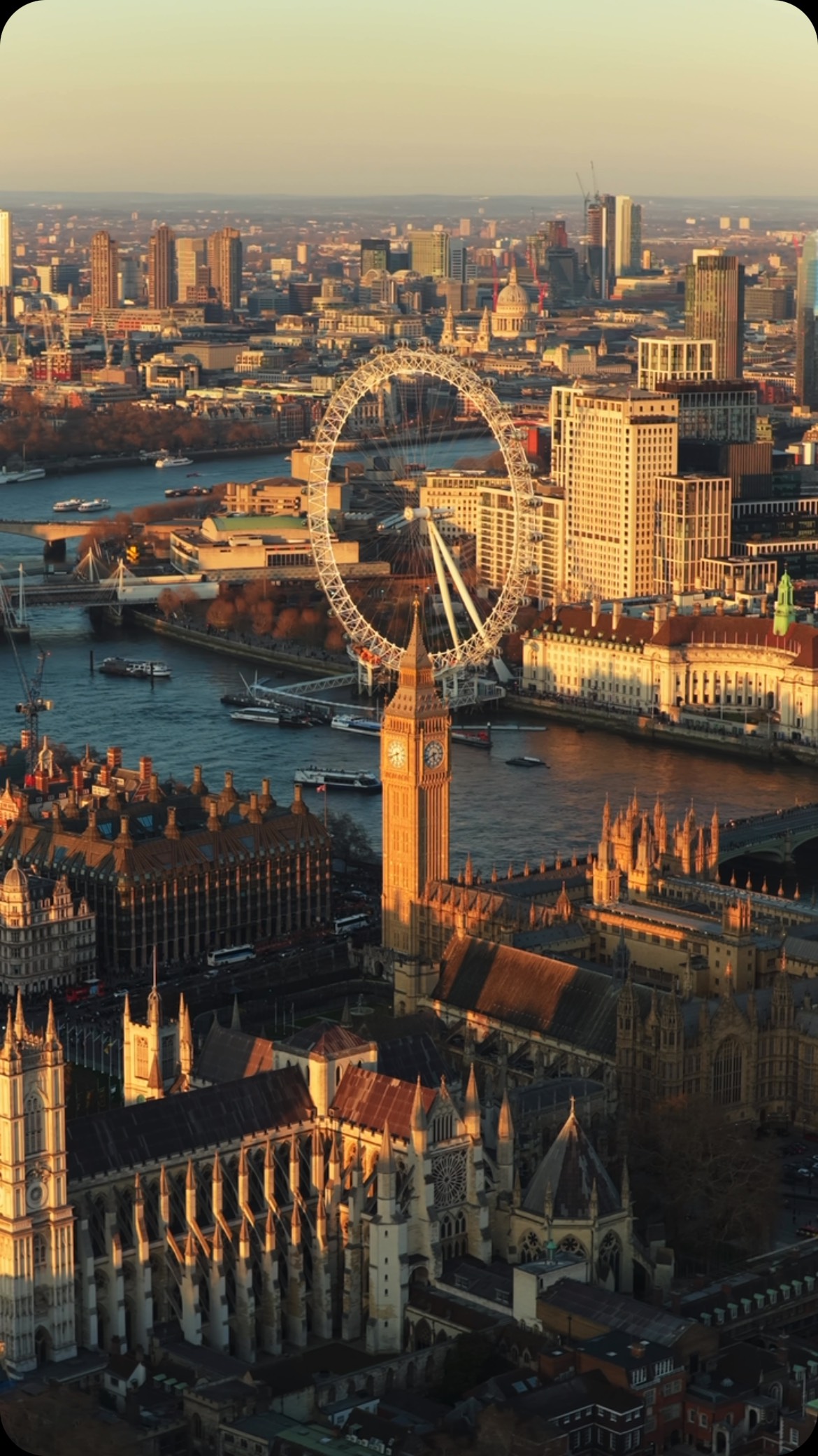 Caminar por Londres es recorrer el legado de reyes, escritores, artistas y pensadores que dejaron una huella imborrable en la historia.

Una ciudad donde cada rincón cuenta una historia y donde el pasado sigue vivo entre monumentos, museos y tradiciones que continúan fascinando a millones de visitantes cada año.

#abzturístico #másqueunarevista #Londres #London