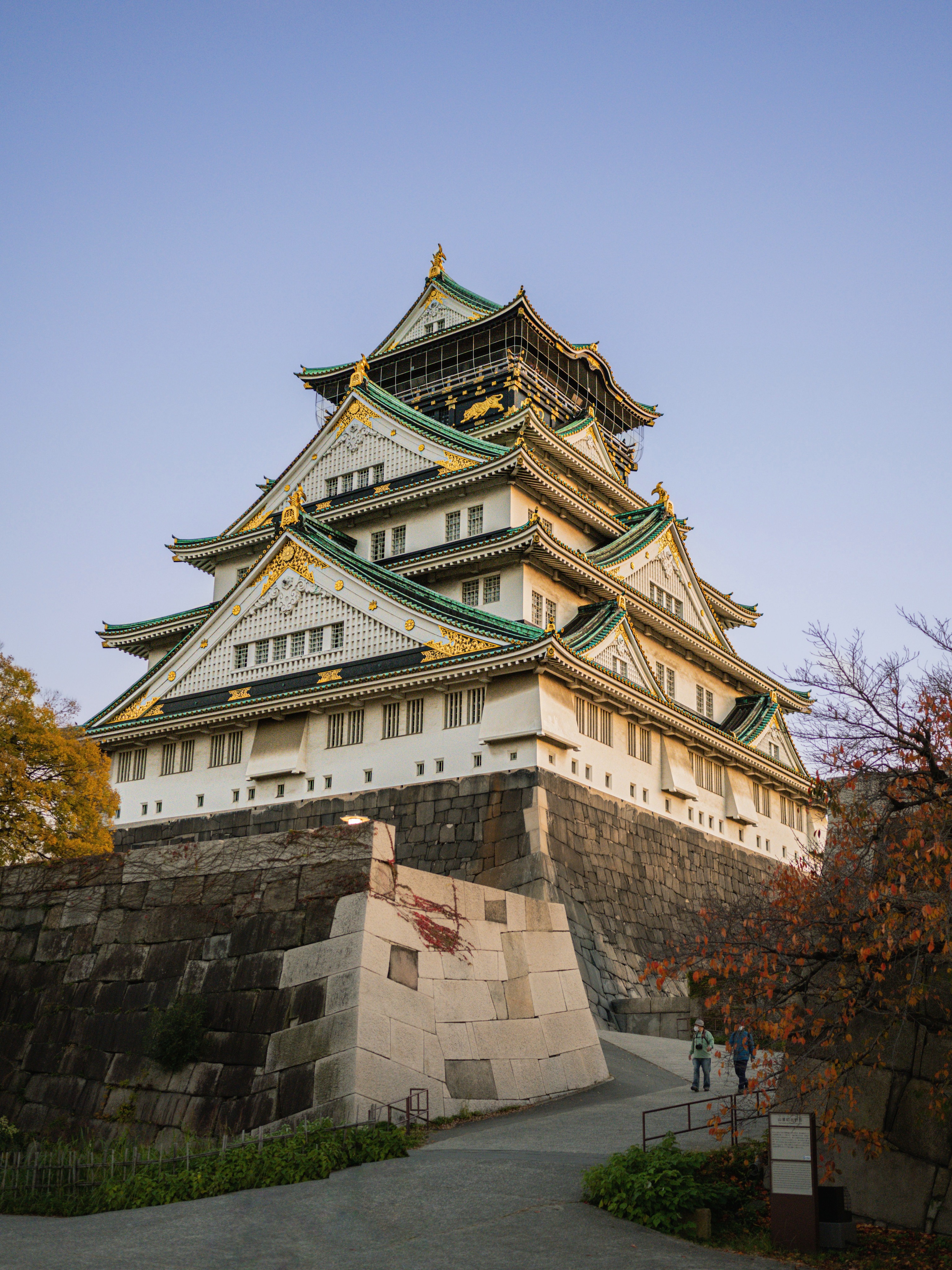 Este es el Castillo de Osaka, uno de los monumentos históricos más famosos de Japón y un símbolo de la ciudad de Osaka.

¿Alguna vez lo has visitado?
#abzturístico #másqueunarevista #Osaka
