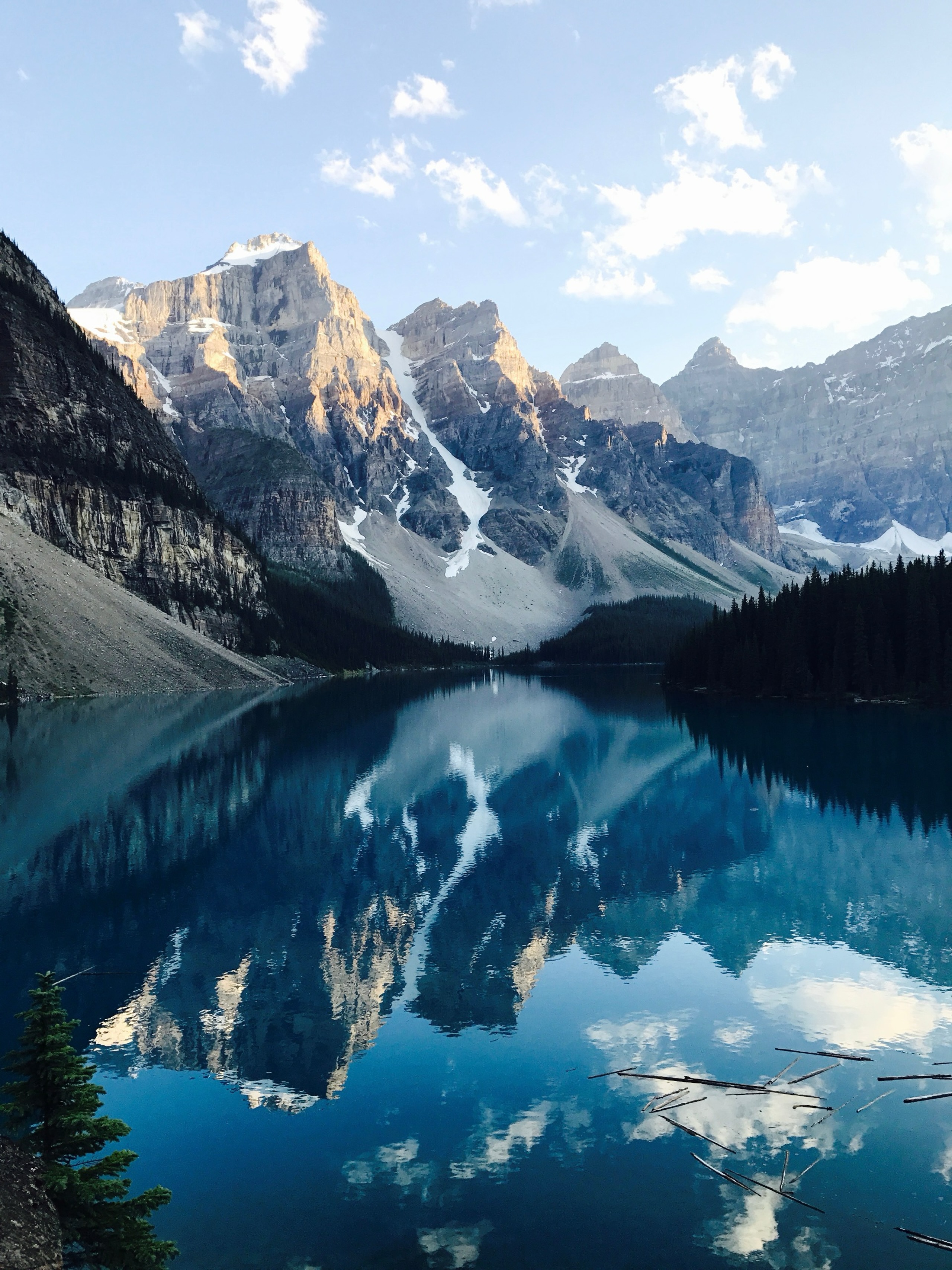El Parque Nacional Banff alberga uno de los paisajes más impresionantes del mundo: Moraine Lake. 

Sus aguas de un intenso color turquesa, alimentadas por el deshielo de los glaciares, reflejan los majestuosos picos del Valle de los Diez Picos, creando un escenario que parece sacado de un sueño. 

Cada estación ofrece una experiencia distinta, pero siempre con la misma sensación de asombro ante la inmensidad de la naturaleza.

#abzturístico #másqueunarevista #parquenacionalbanff #canada #morainelake