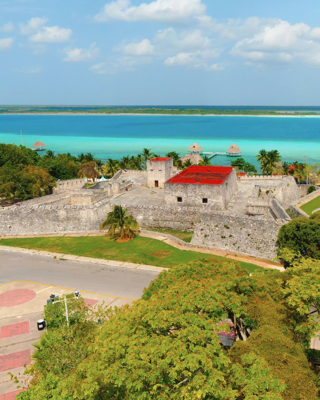 Entre las aguas turquesa de la Laguna de Bacalar, se alza el Fuerte de San Felipe, una fortaleza que resguarda siglos de historia. 

Construido entre 1725 y 1733 para defender la región de los ataques piratas, hoy sus muros cuentan las historias de batallas, navegantes y el legado colonial que dio forma a este Pueblo Mágico.

@visitbacalar 
#abzturístico #másqueunarevista #VisitBacalar #PuebloMágico #VisitMéxico