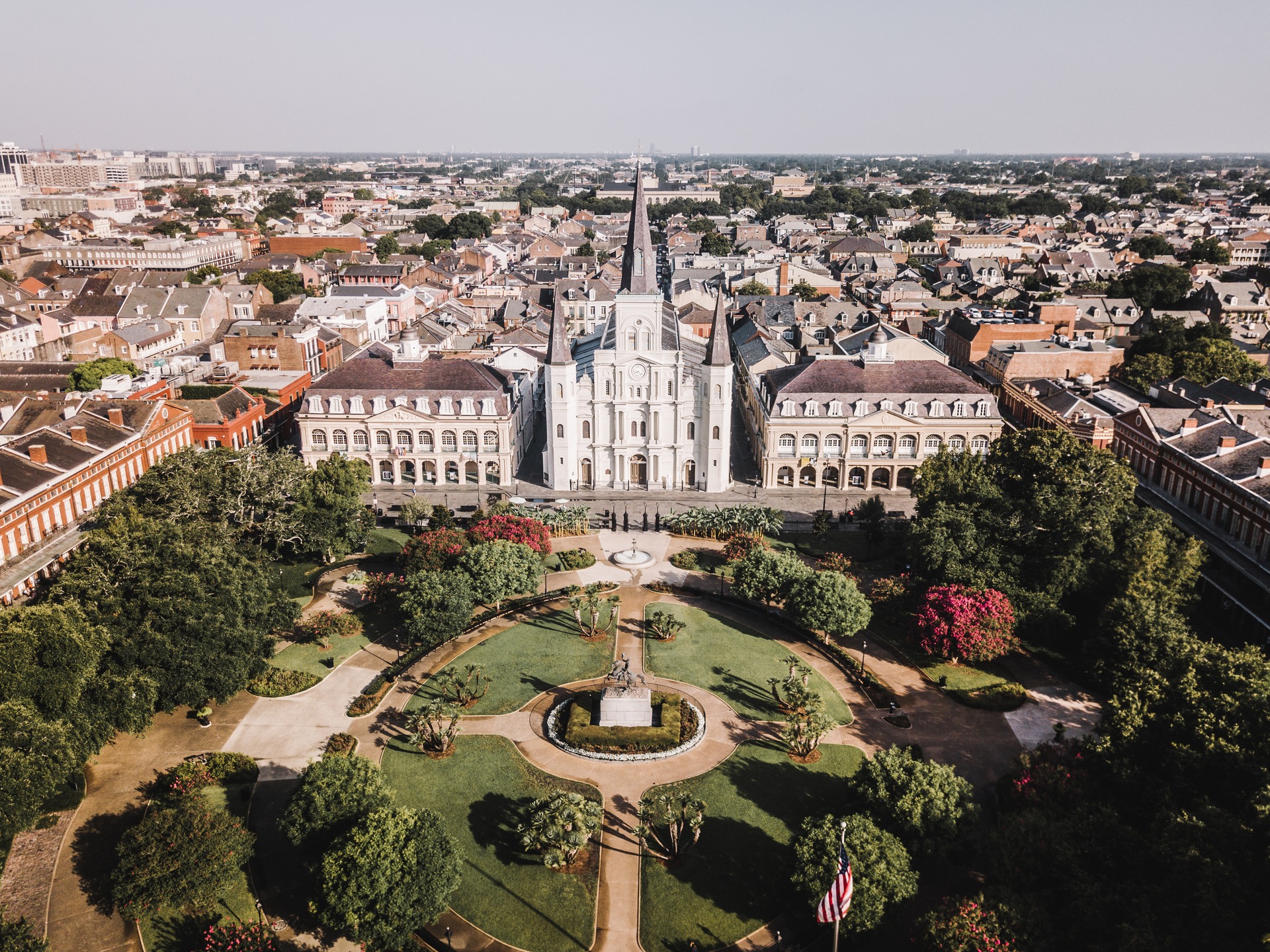 Calles vibran al ritmo del jazz, aromas que mezclan la cocina criolla y cajún, cada esquina revela una historia que ha cruzado culturas, ríos y generaciones. Desde los icónicos balcones de hierro forjado del French Quarter hasta la magia del Mississippi al atardecer, esta ciudad invita a perderse en su energía única. 

#abzturístico #másqueunarevista #NuevaOrleans