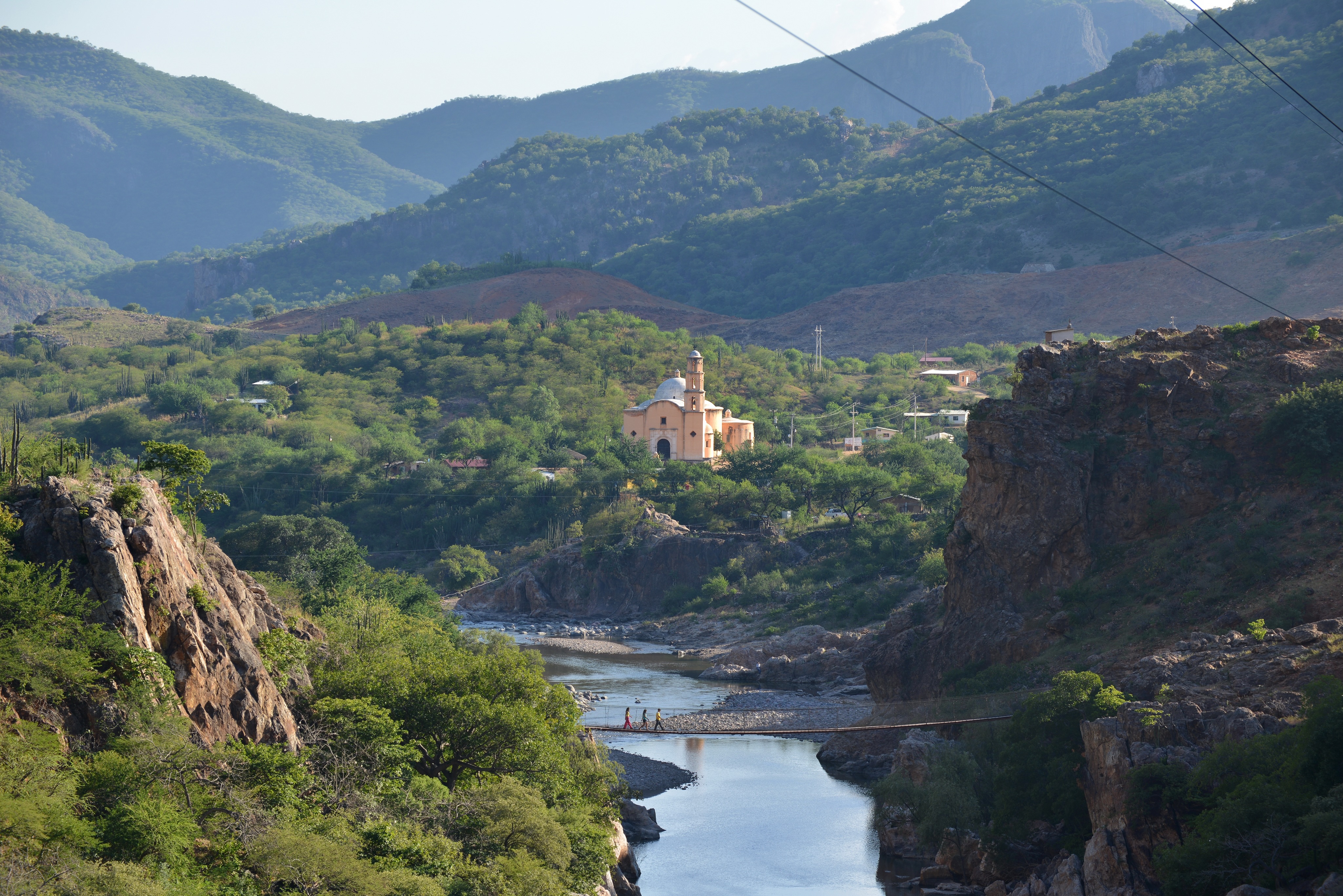 En las profundidades de las Barrancas del Cobre se localiza Batopilas, un Pueblo Mágico con un legendario pasado minero y un encanto de misterio. Dentro de sus actividades turísticas están el senderismo y los recorridos históricos. Puedes visitar la Misión de Satevó, recorrer las ruinas de la Hacienda San Miguel, caminar por sus calles históricas y visitar minas antiguas como el túnel Porfirio Díaz.

¿Conocen este destino? 
#abzturístico #másqueunarevista