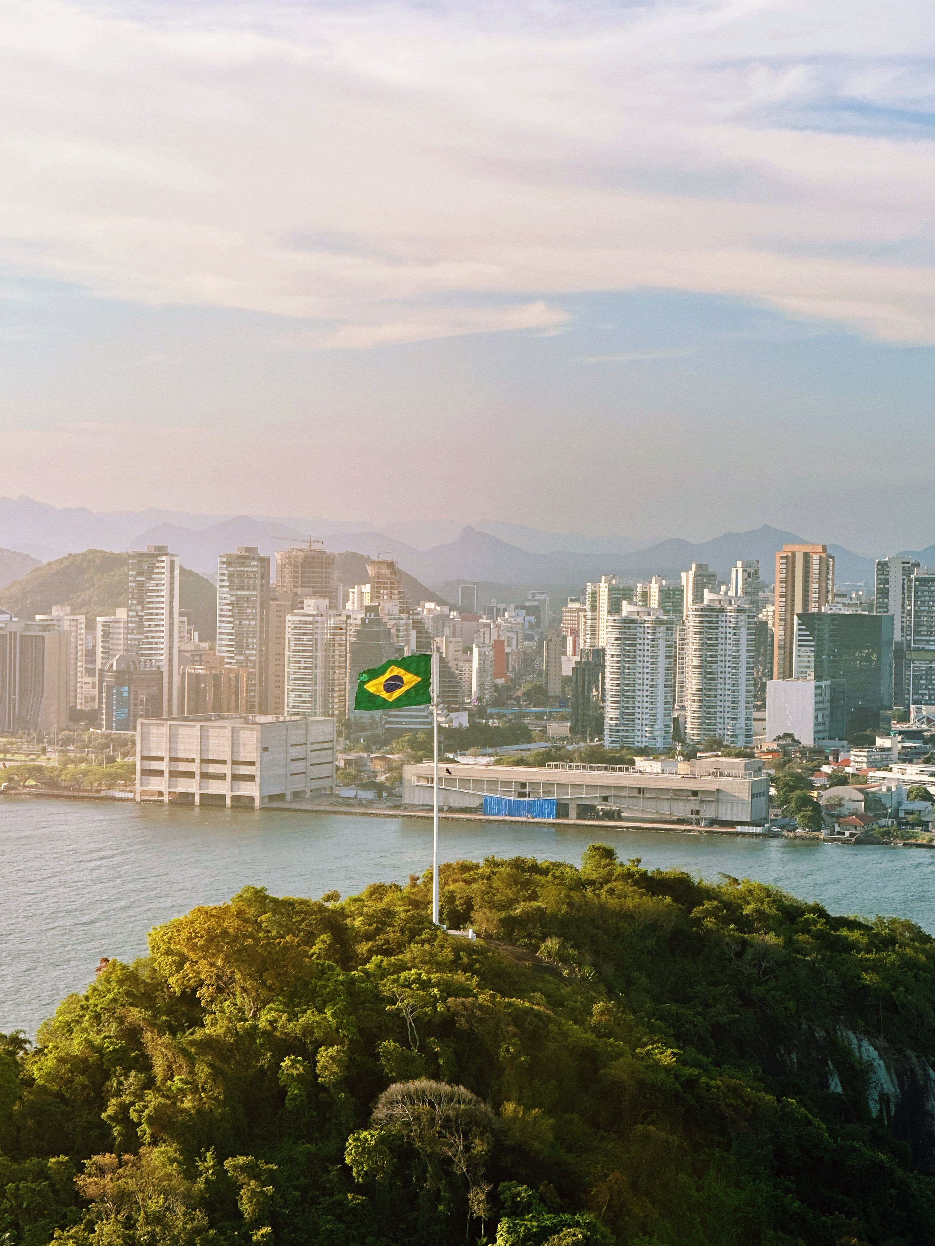 Río de Janeiro es una ciudad que vibra entre el océano y las montañas. Sus paisajes, su energía y sus atardeceres hacen que cada momento se convierta en una experiencia inolvidable.

#abzturístico #másqueunarevista #brasil #ríodejaneiro