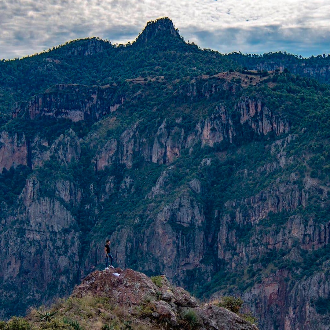 Ubicadas en el estado de Chihuahua, las Barrancas del Cobre son un conjunto de cañones. Su sistema montañoso es uno de los secretos mejor guardados de México y es ideal para aquellos viajeros que aman la aventura, la naturaleza y la cultura indígena.

📸: @passeandopormexico

#abzturístico #másqueunarevista #Chihuahua #BarrancasdelCobre