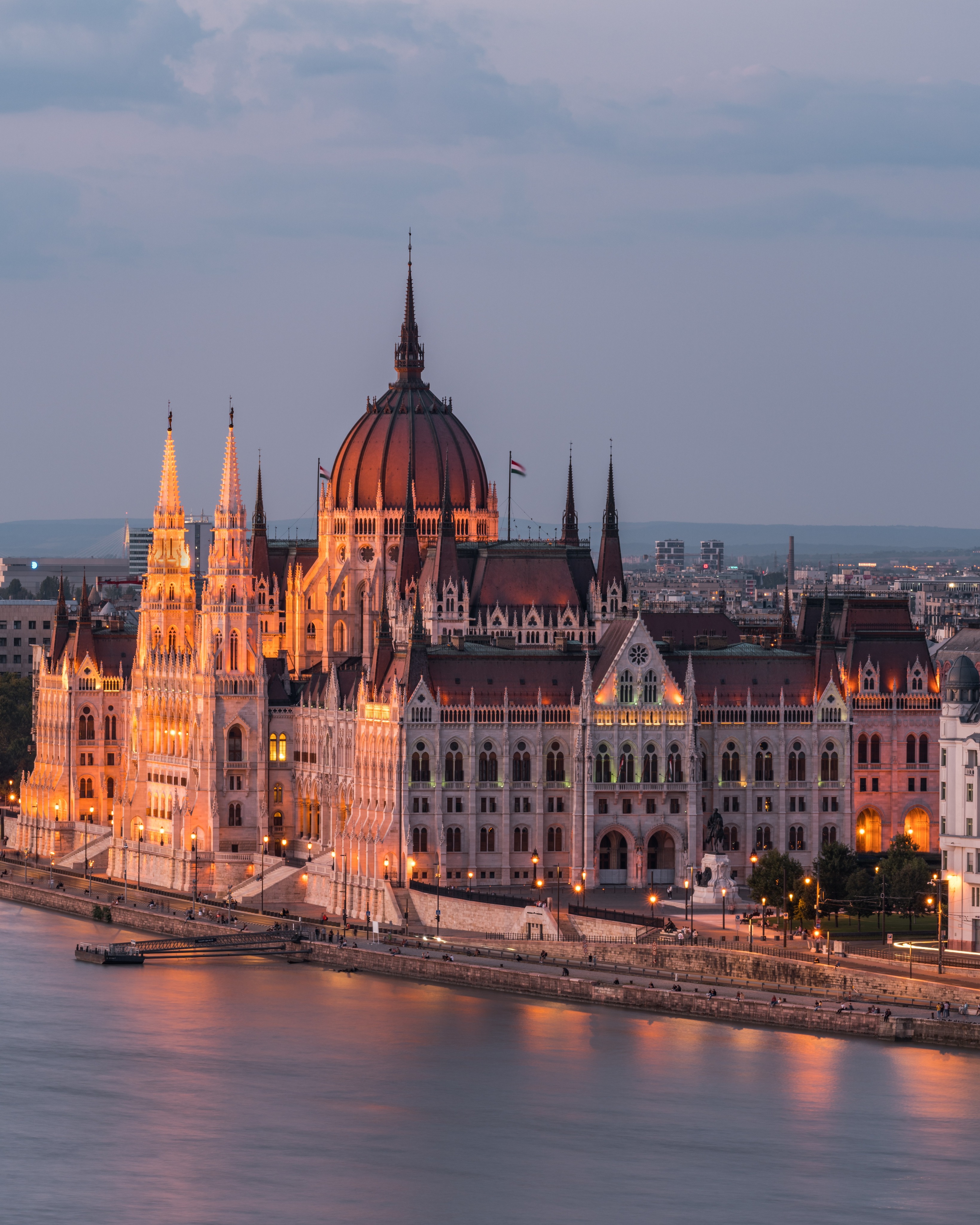 El Parlamento de Budapest es uno de los edificios más impresionantes de Europa y el gran ícono de la capital húngara. 

Ubicado a orillas del Danubio, del lado de Pest, destaca por su arquitectura monumental, su historia política y su belleza escénica, especialmente al atardecer cuando se ilumina frente al río.

¿Han tenido oportunidad de conocer este impresionante lugar?
#abzturístico #másqueunarevista