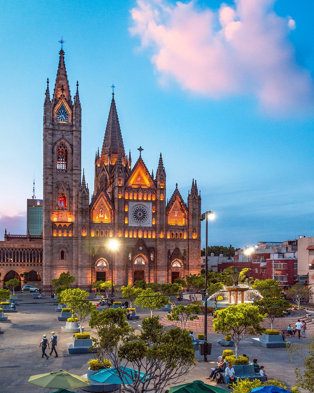 Entre su arquitectura histórica, su escena cultural vibrante y una gastronomía que conquista, Guadalajara ofrece una experiencia que combinan identidad, innovación y hospitalidad. Un destino que se vive con orgullo, sabor y carácter mexicano.

📸: @panoramex

#abzturístico #másqueunarevista #Guadalajara