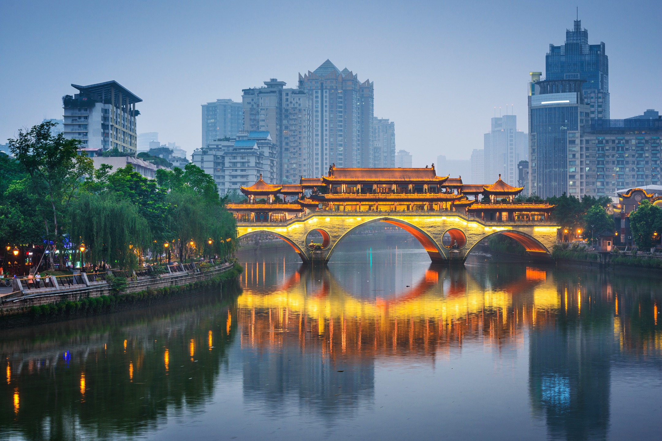 Chengdu fluye al ritmo del río Jin, un cauce que conecta la historia con la vida moderna de esta vibrante ciudad china. Entre paseos arbolados, luces nocturnas y espacios culturales, el río se convierte en el escenario perfecto para descubrir una ciudad donde la tradición convive con la innovación.

#abzturístico #másqueunarevista #china🇨🇳