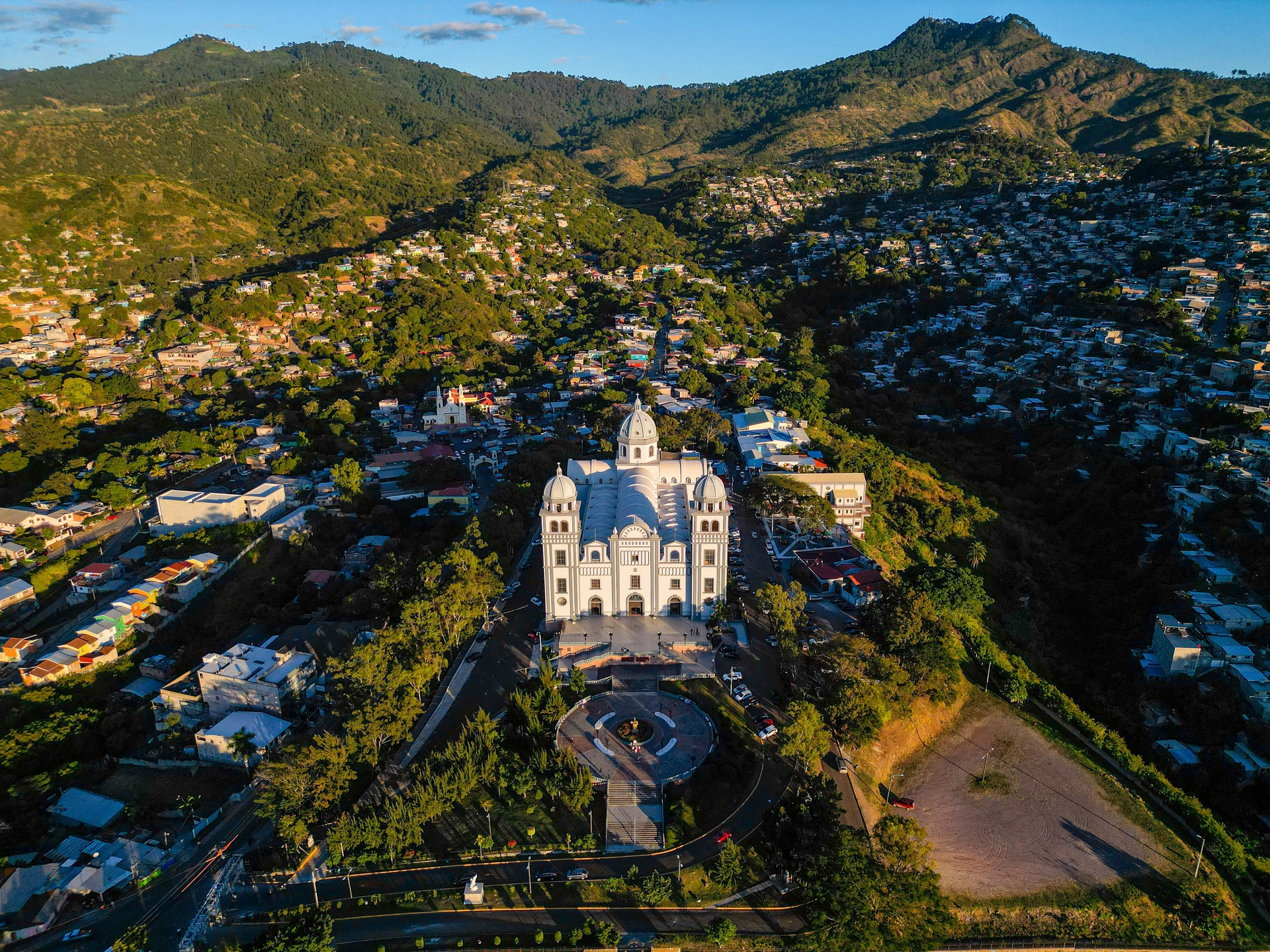 La capital hondureña, Tegucigalpa, resguarda en su territorio la Basílica de Nuestra Señora de Suyapa, es uno de los templos católicos más importantes y un imperdible para aquellos que deseen conocer la cultura, historia e identidad local del país.

Tiene una arquitectura imponente, jardines y grandes vitrales, lo que la convierte en un lugar atractivo tanto para visitantes religiosos como para viajeros culturales.

¿La conoces?

#abzturístico #másqueunarevista #Honduras #traveler #viajar