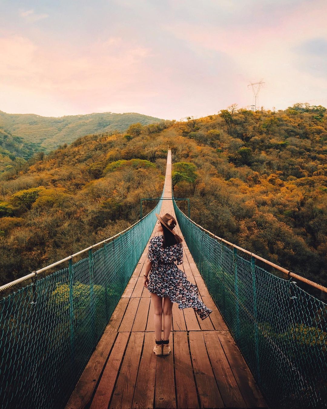 Mazamitla es una aventura en cada paso. El Pueblo Mágico te acobija desde que llegas y te demuestra su encanto a través de la imponencia de sus montañas y naturaleza.

Visitarlo es un respiro para el corazón.

📸: @edavidm

#abzturístico #másqueunarevista #Mazamitla #traveler #viajar #montañas