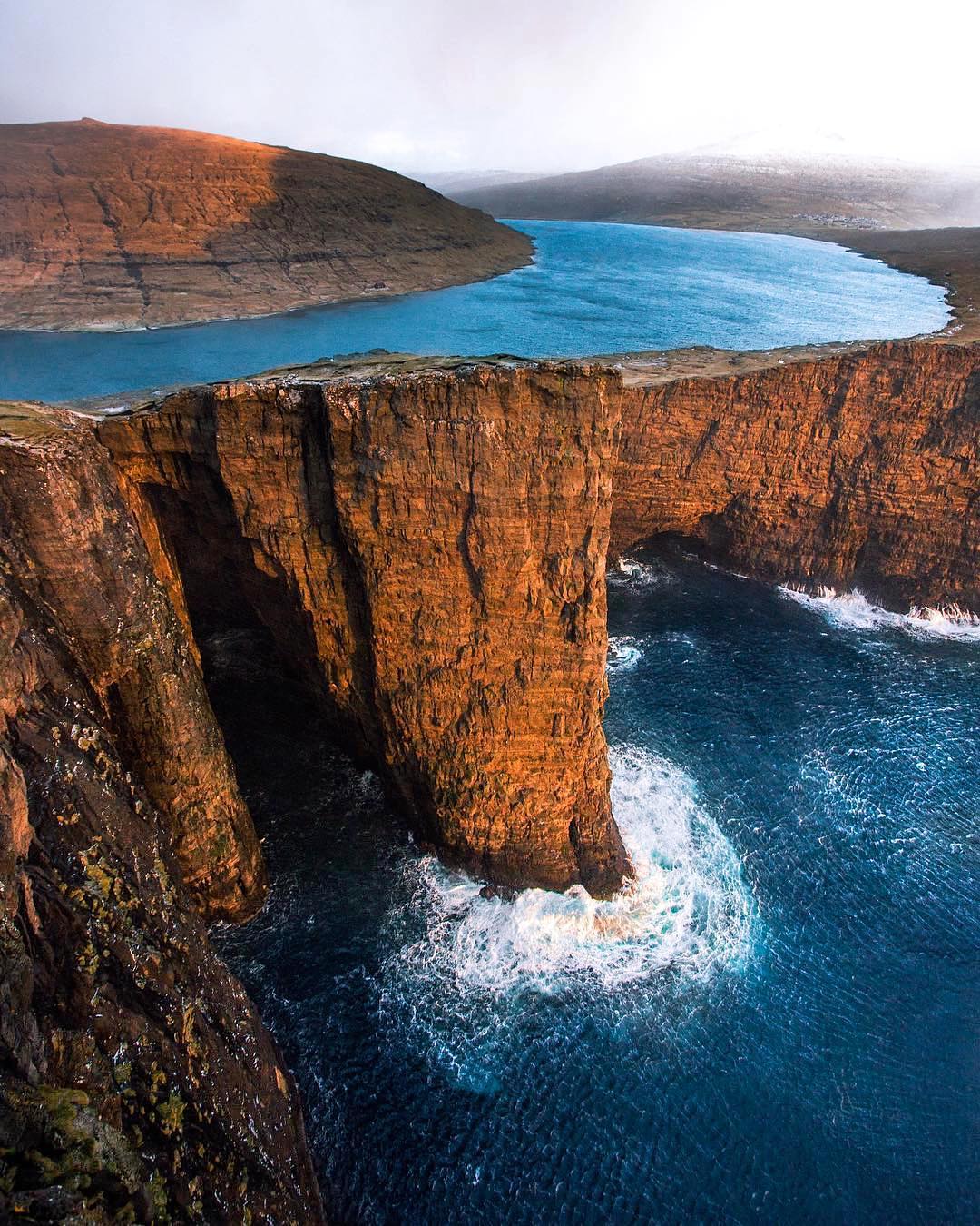 Montañas, cascadas que caen al mar, pueblos de techos verdes y ovejas por doquier, es lo que pueden encontrar en las Islas Feroe. 

Son un archipiélago mágico entre Islandia y Noruega y una postal impresionante. 

📸: @mblockk

#abzturístico #másqueunarevista #IslasFeroe
