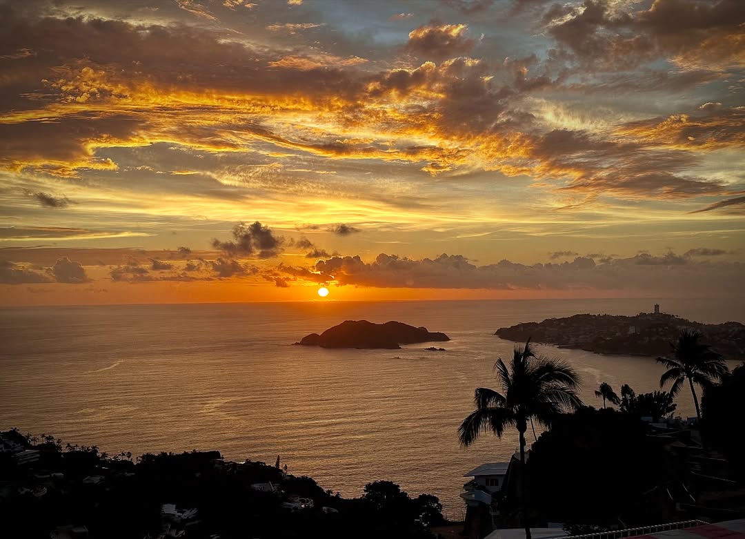 Un atardecer en Acapulco es lo que le hace falta para ser feliz.

📸: @c.palafox.o

#abzturístico #másqueunarevista #acapulco #traveler #traveler