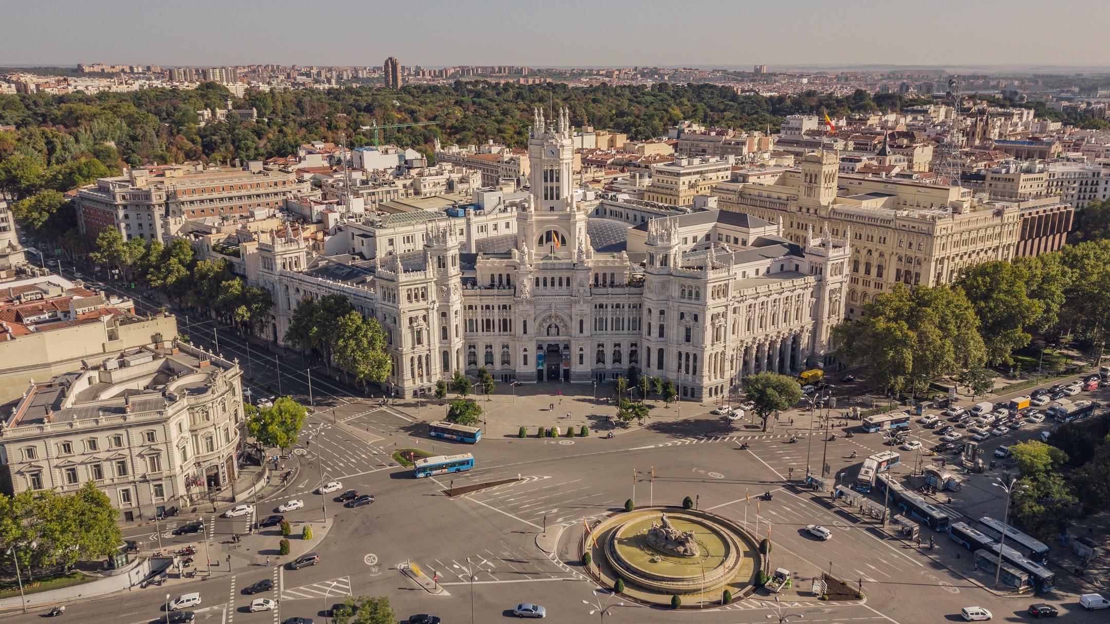 Una vez que Madrid te roba el corazón es imposible despedirse de él. Su ambiente vibrante, museos, arquitectura y gastronomía te hechizan en cada sitio que visitas.

¿Les ha pasado?

#abzturístico #másqueunarevista #Madrid #traveler #viajar
