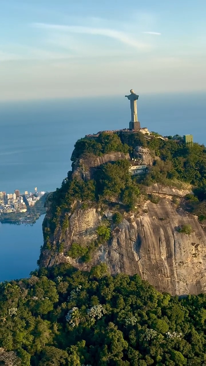 Descubre una ciudad donde la naturaleza y la cultura bailan juntas frente al mar.
Río es alma, es color, es vida. 

📸: @rioskytour

#abzturístico #másqueunarevista #RiodeJaneiro #Brasil