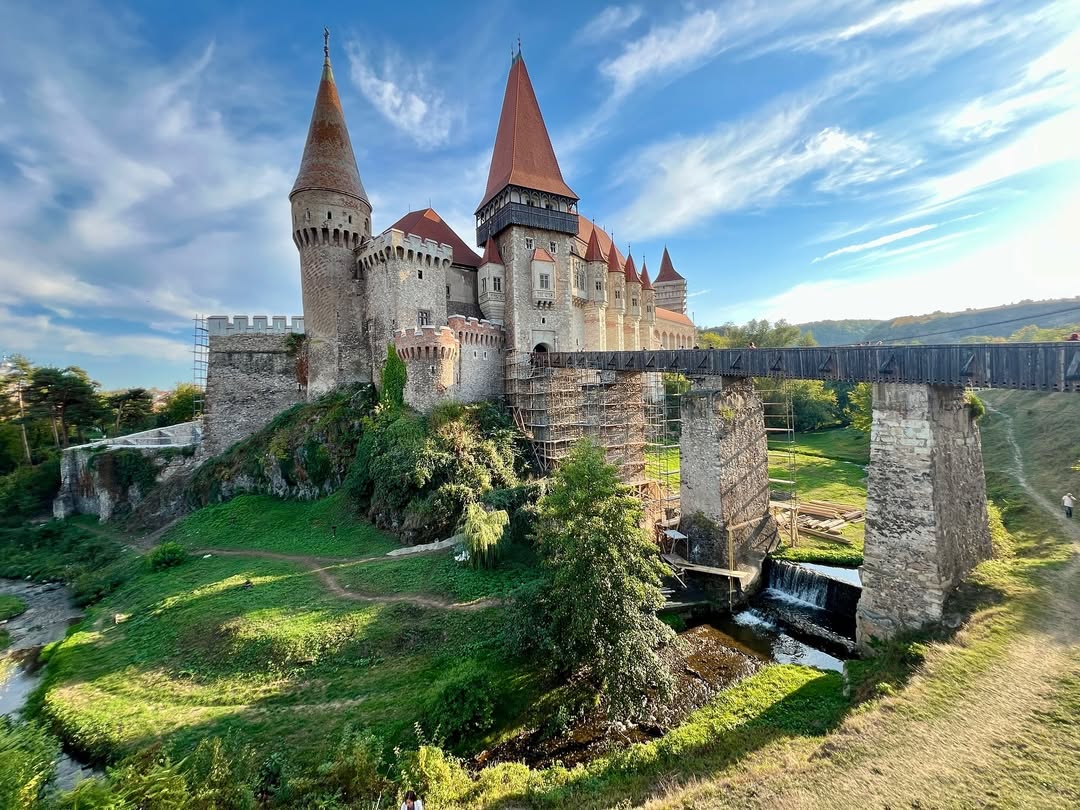 El Castillo de Hunedoara, conocido también como Castelul Corvinilor o Castillo de Corvino, es una de las fortalezas medievales más impresionantes y mejor conservadas de Rumania. 

Se encuentra en la ciudad de Hunedoara, en la región de Transilvania. Es una espectacular construcción de estilo gótico-renacentista, levantada sobre una colina rocosa y rodeada por un pequeño río. Su aspecto de cuento, con torres puntiagudas, puentes levadizos y muros de piedra, lo ha convertido en uno de los destinos turísticos más famosos del país.

📸: @raquel.lekar

#abzturístico #másqueunarevista #Rumania #traveler #viaja #trip #castle