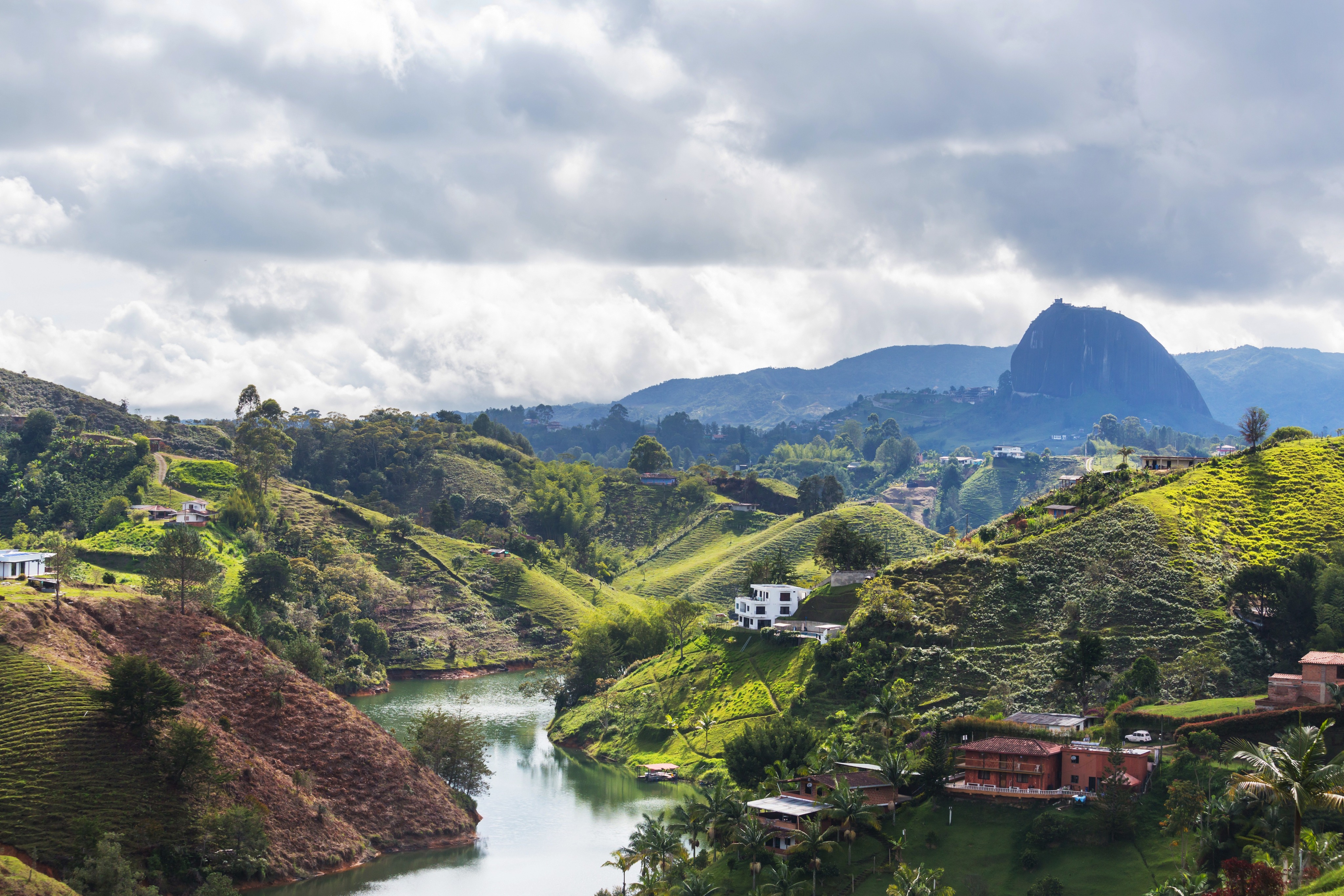 Un lugar donde cada color cuenta una historia y cada paisaje deja huella: Guatapé.
#abzturístico #másqueunarevista #Guatapé #Colombia