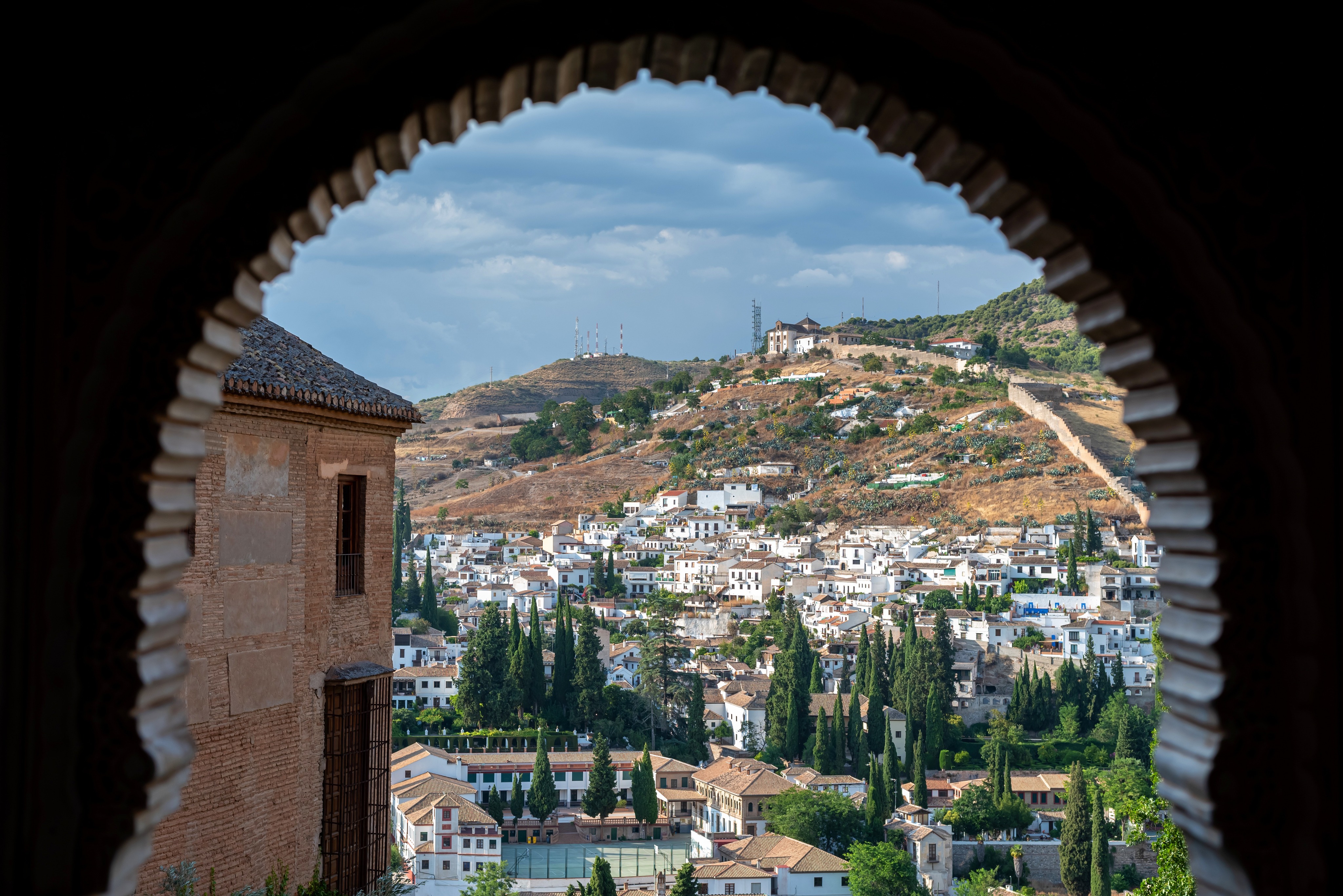 Caminar por las calles de Granada es viajar entre historia, cultura y belleza; desde la magia de la Alhambra hasta los rincones del Albaicín, donde cada esquina tiene una historia que contar.

¿Han visitado esta impresionante ciudad?

#abzturístico #másqueunarevista #Granada #España