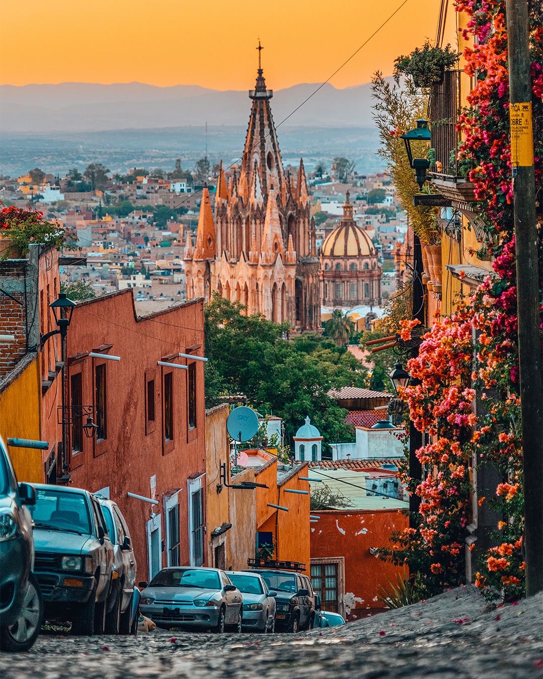 San Miguel de Allende es una joya colonial en México que enamora a cada paso. Con calles empedradas, arquitectura barroca y un cielo que parece pintado a mano, esta ciudad Patrimonio de la Humanidad es mucho más que un destino: es una experiencia.

📸: @robertoestrada

#abzturístico #másqueunarevista #SanMigueldeAllende #travel