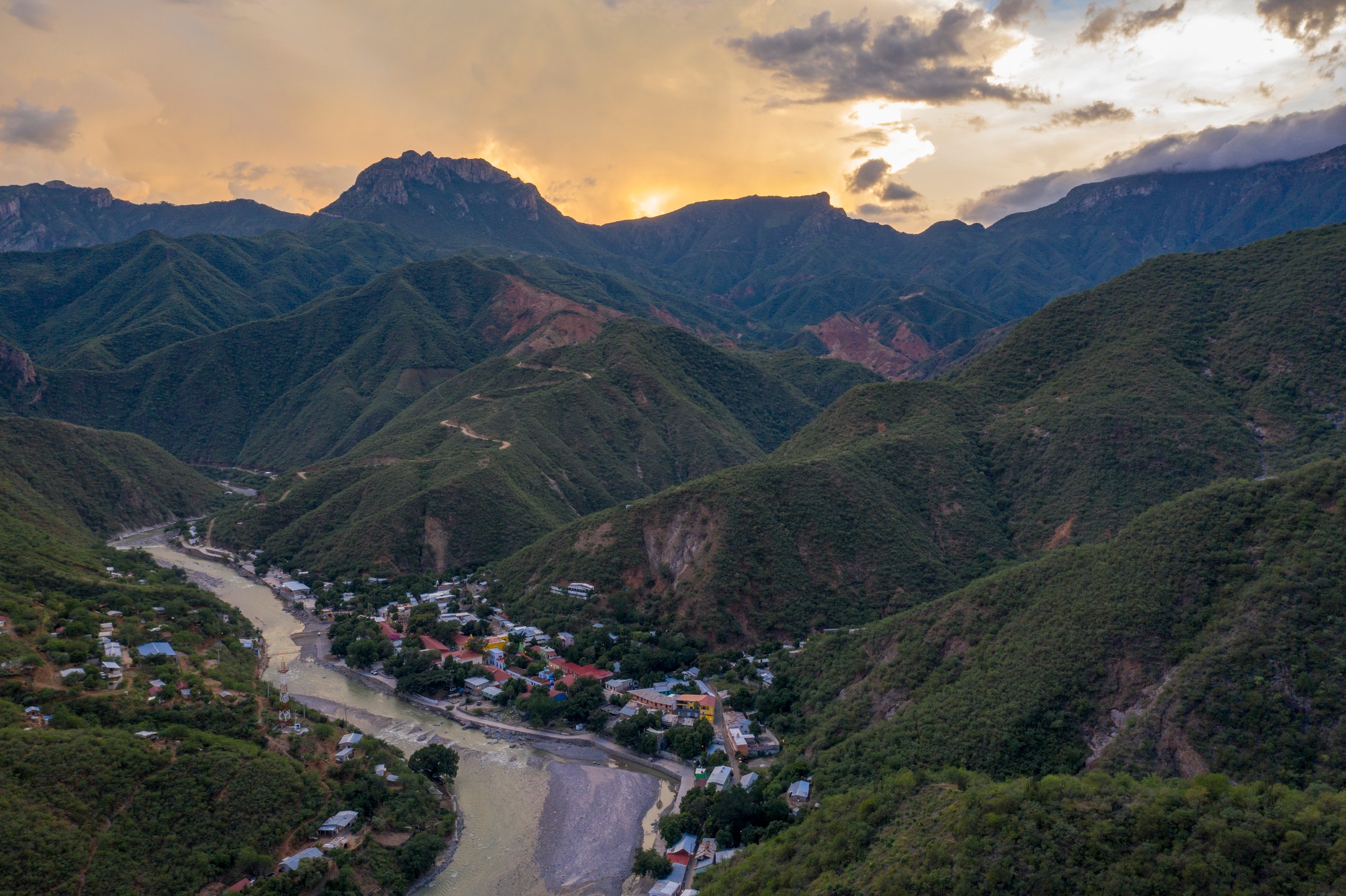 Entre las profundidades de la Sierra Tarahumara, Batopilas guarda el alma del norte: un Pueblo Mágico que brilla entre montañas, ríos y leyendas de plata.

#abzturístico #másqueunarevista #Batopilas #Chihuahua #PuebloMágico