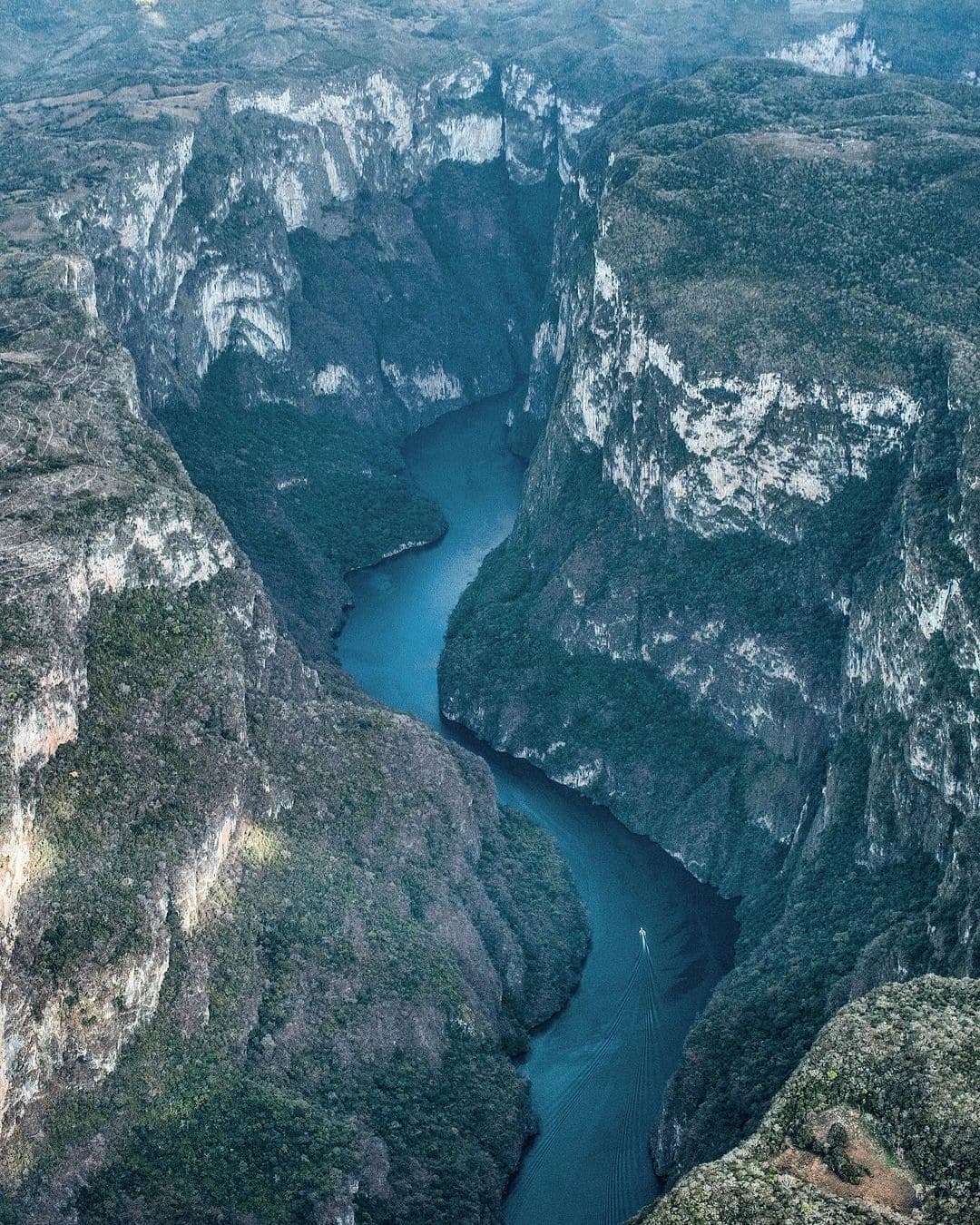 México nos regala escenarios impresionantes como el Cañón del Sumidero en Chiapas, un sitio que asombra por su naturaleza. Desde ríos y cascadas hasta Pueblo Mágicos que te recuerdan que las tradiciones y costumbres se siguen resguardando aunque el tiempo pase.

#abzturístico #másqueunarevista