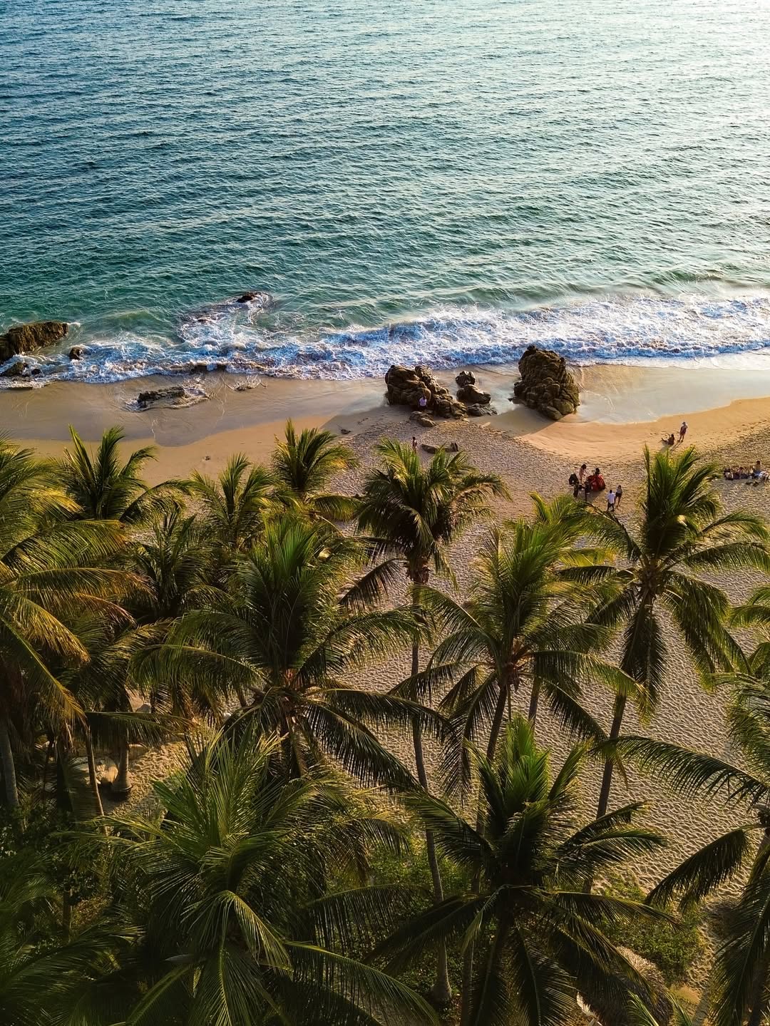 Aquí no hay prisas, solo el sonido del mar, la calidez de su gente y momentos que se quedan contigo para siempre. Ya sea surfeando, descansando o simplemente mirando el horizonte, Puerto Escondido siempre tiene algo que regalarte.

📸: @puerto.escondido.oax

#abzturístico #másqueunarevista