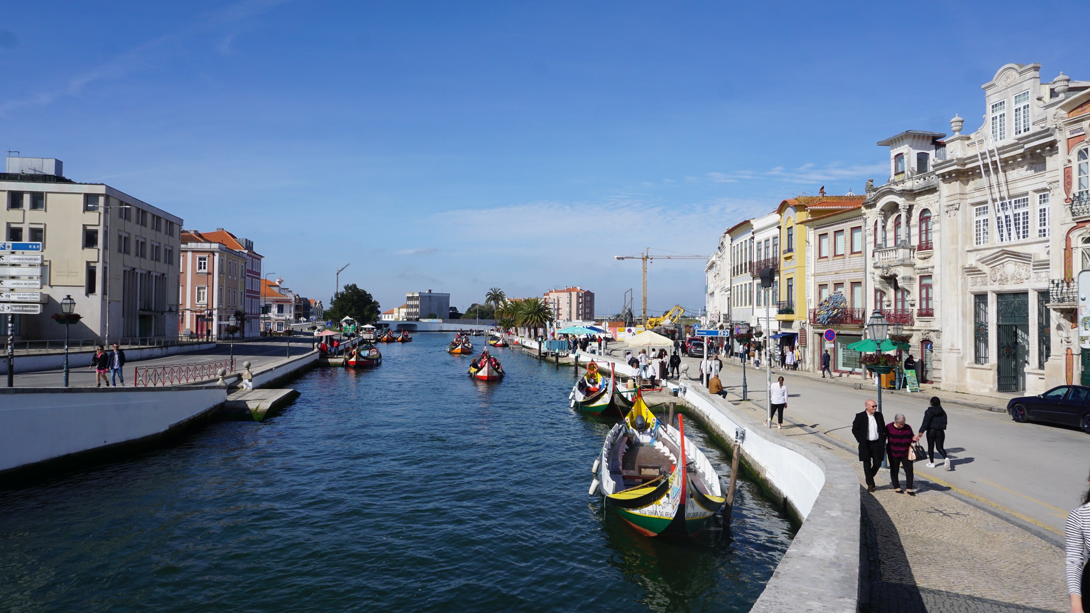 Aveiro es conocido como la “Venecia de Portugal”. Sus canales reflejan los tradicionales moliceiros que navegan lentamente, mientras las fachadas art nouveau cuentan historias de otra época. 

Una invitación a descubrir detalles, combina tranquilidad y belleza en perfecta armonía. Ideal para perderse sin prisa.

#abzturístico #másqueunarevista #Portugal #Aveiro