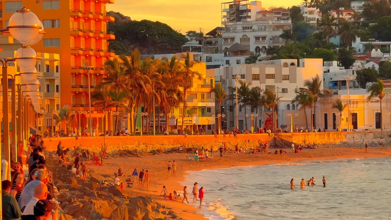 Postales como esta solo en Mazatlán.

📹: @brandnsar

#abzturístico #másuqueunarevista #Mazatlán