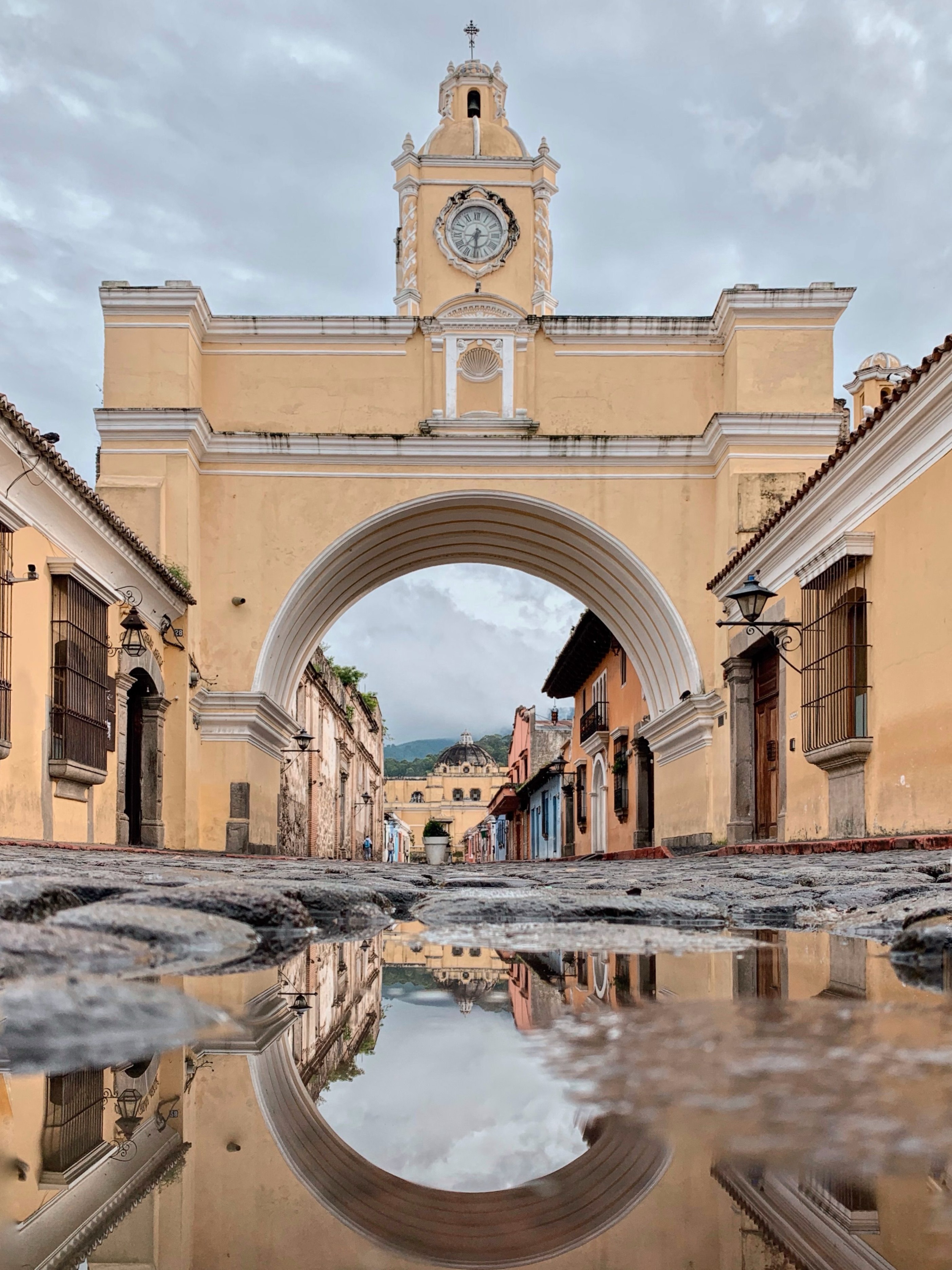 Viajar por Guatemala será un encuentro con una de las mayores poblaciones indígenas de América Latina. La cultura maya sigue muy presente en la vestimenta, gastronomía, idiomas, ceremonias y tradiciones.

La Antigua Guatemala es probablemente la ciudad turística más famosa: calles empedradas, edificios coloniales, iglesias y volcanes como telón de fondo. 

¿Ya conocen el destino?
#abzturístco #másqueunarevista #Guatemala
